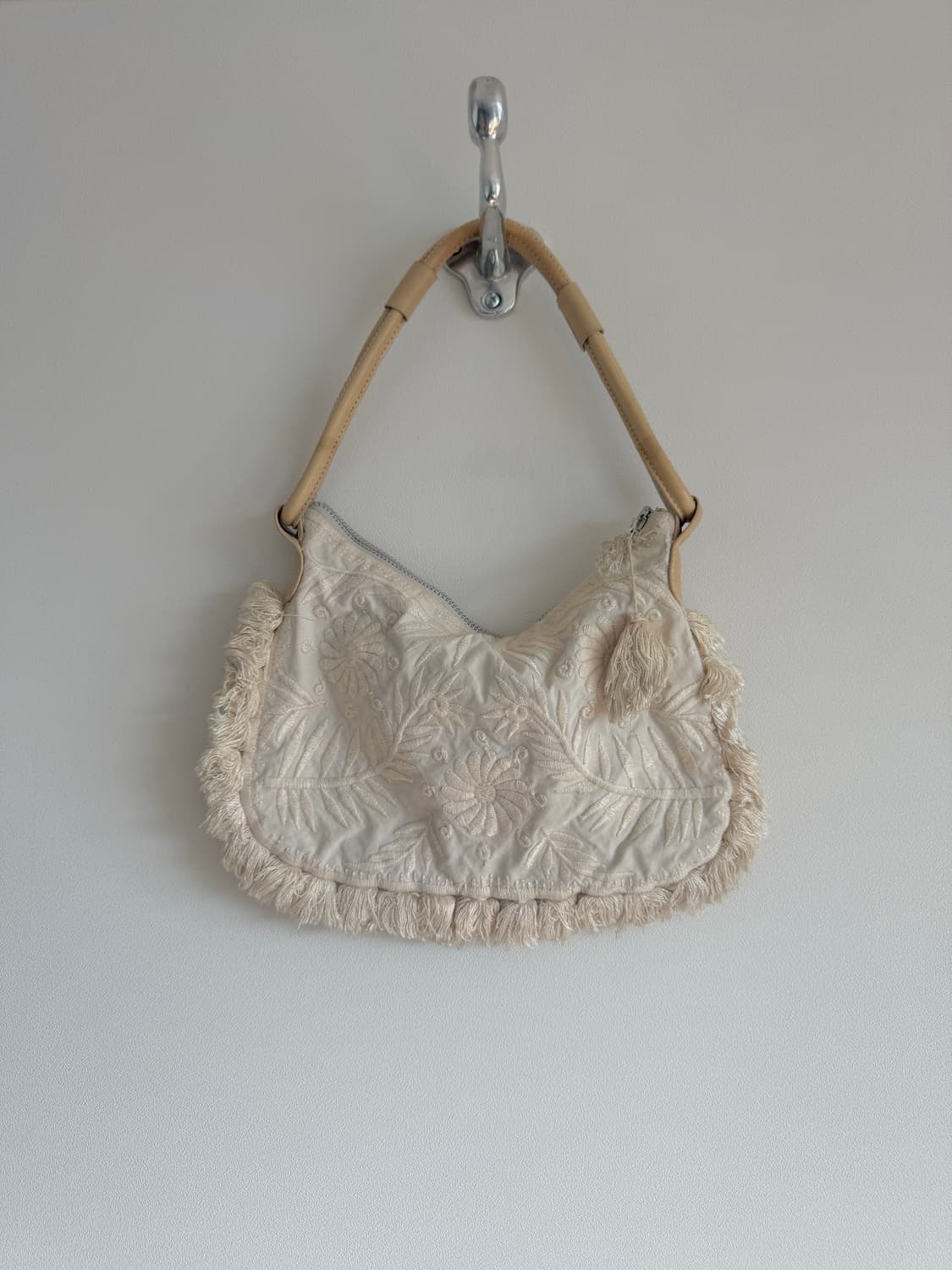 FRENCH CONNECTION 자수 숄더백(레더핸들) 상품이미지1