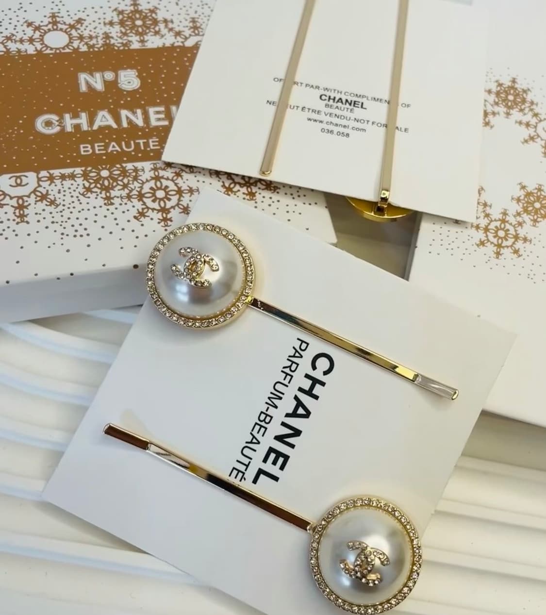 샤넬 뷰티 홀리데이 헤어핀 2종  상품이미지1