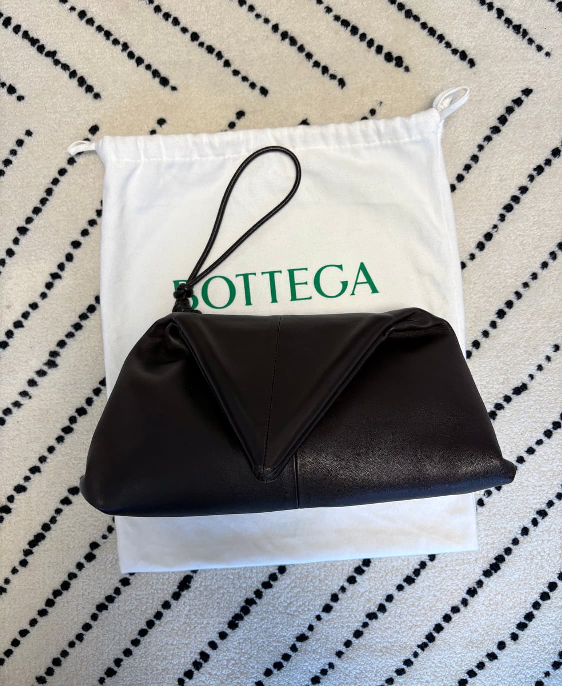 보테가베네타 트라이앵글 클러치백 상품이미지4