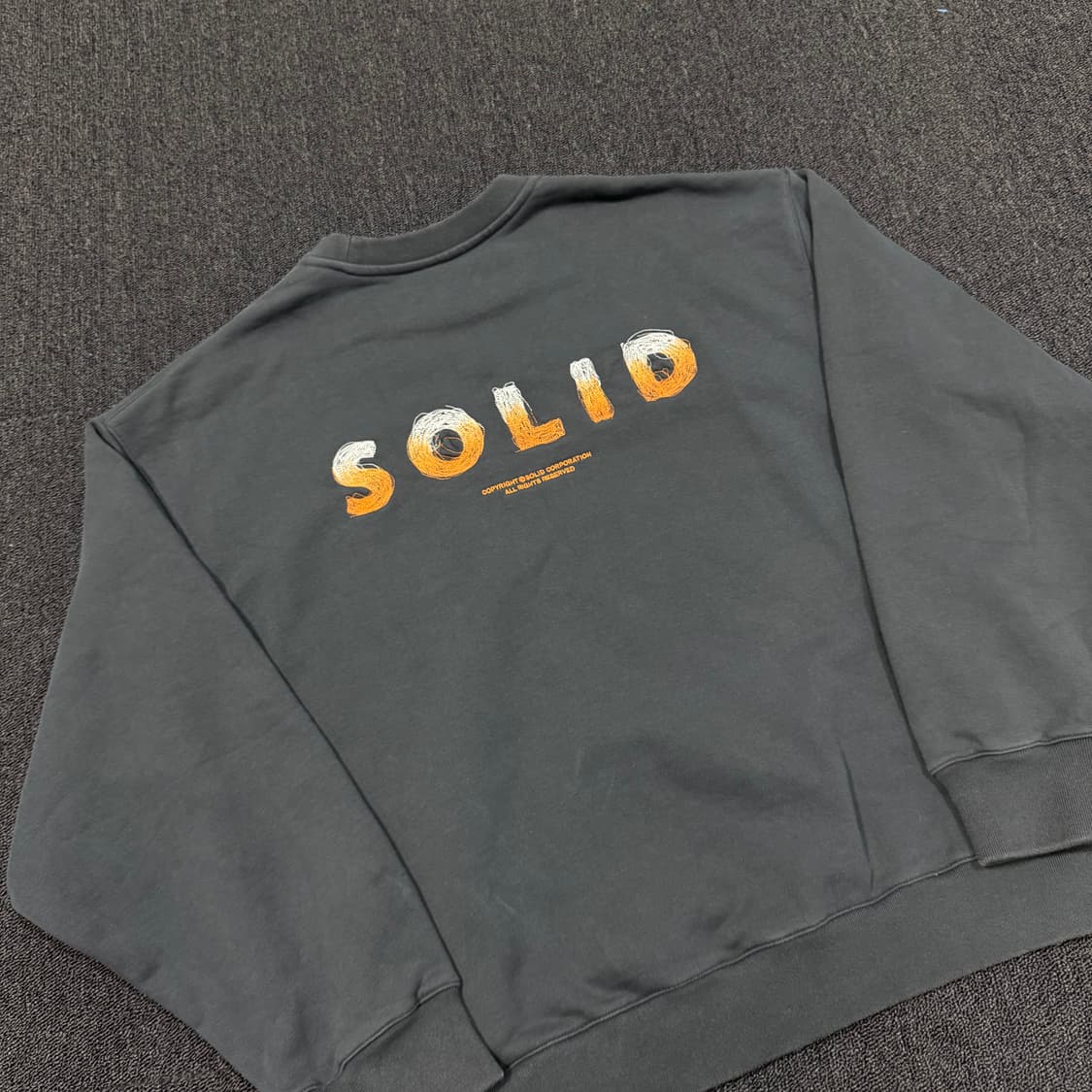 솔리드옴므 25FW 그라데이션 엠브로이더리 맨투맨 상품이미지2