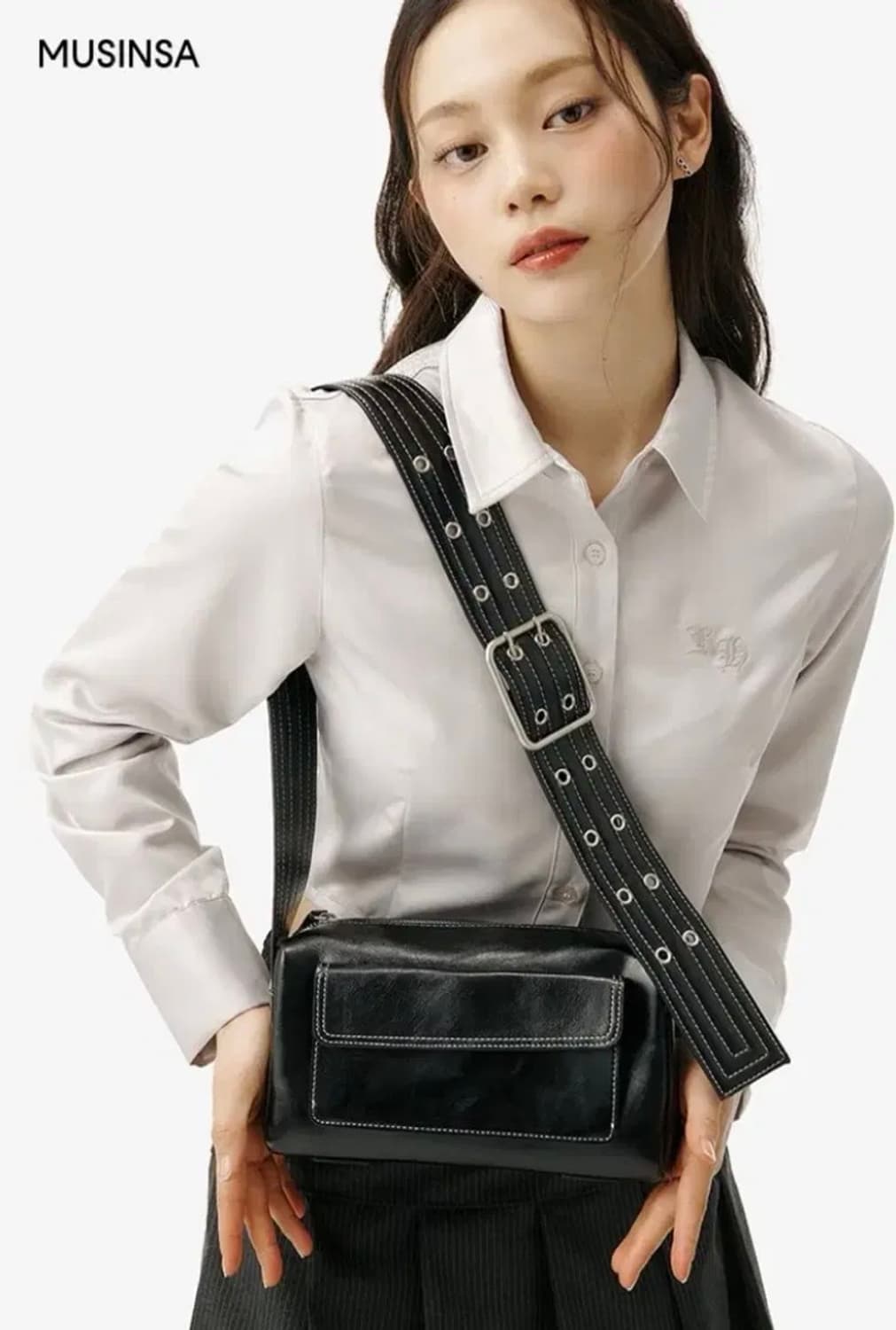 공홈품절 7.2>2.5) 러닝하이 RH 로고 새틴 크롭 셔츠 라이트그레이 상품이미지5