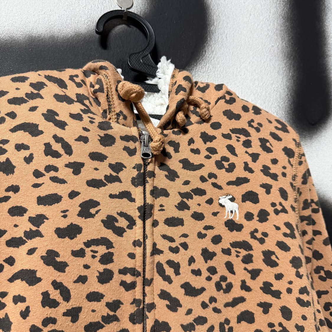 아베크롬비 앤 피치 레오파드 풀 패턴 원 포인트 쉐르파 집업 후디 상품이미지3