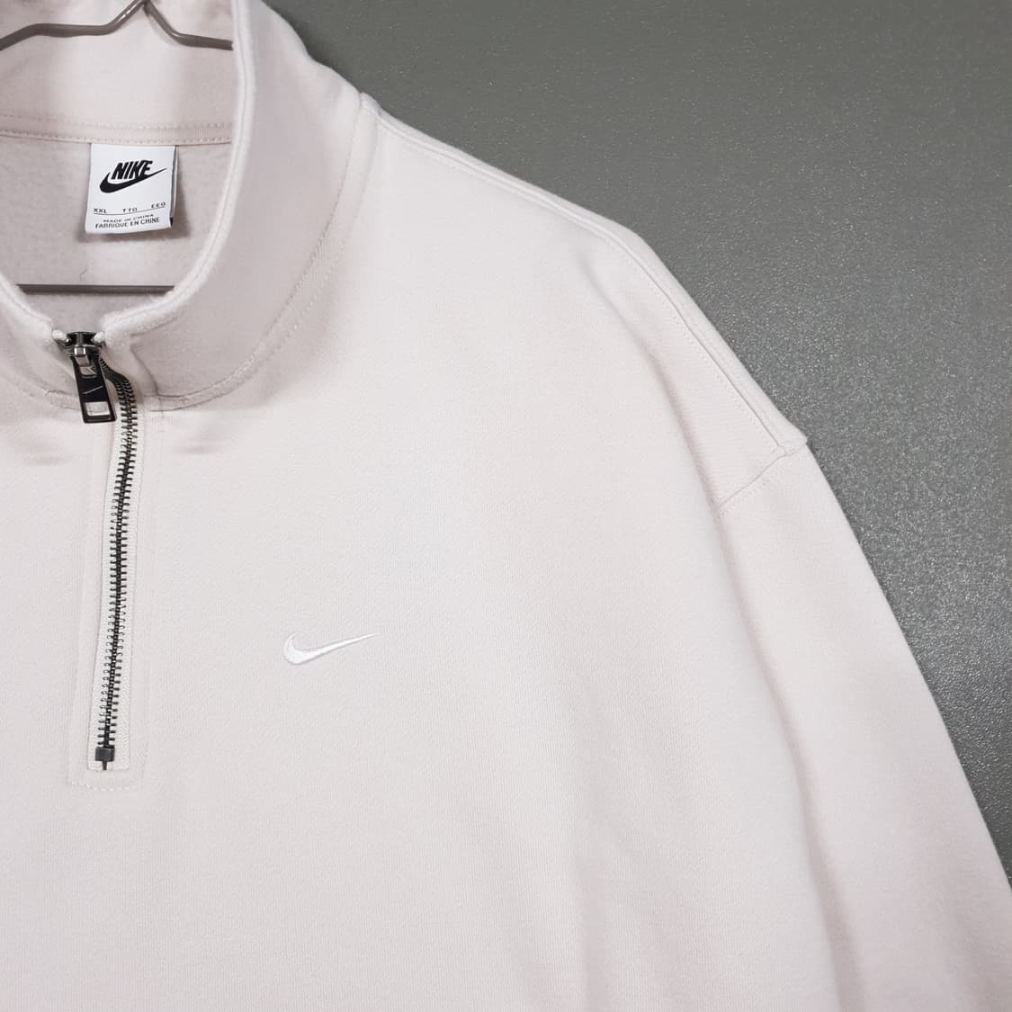 2XL (110) 나이키 솔로 스우시 쿼터집 탑 하프집업 맨투맨 본화이트 상품이미지3