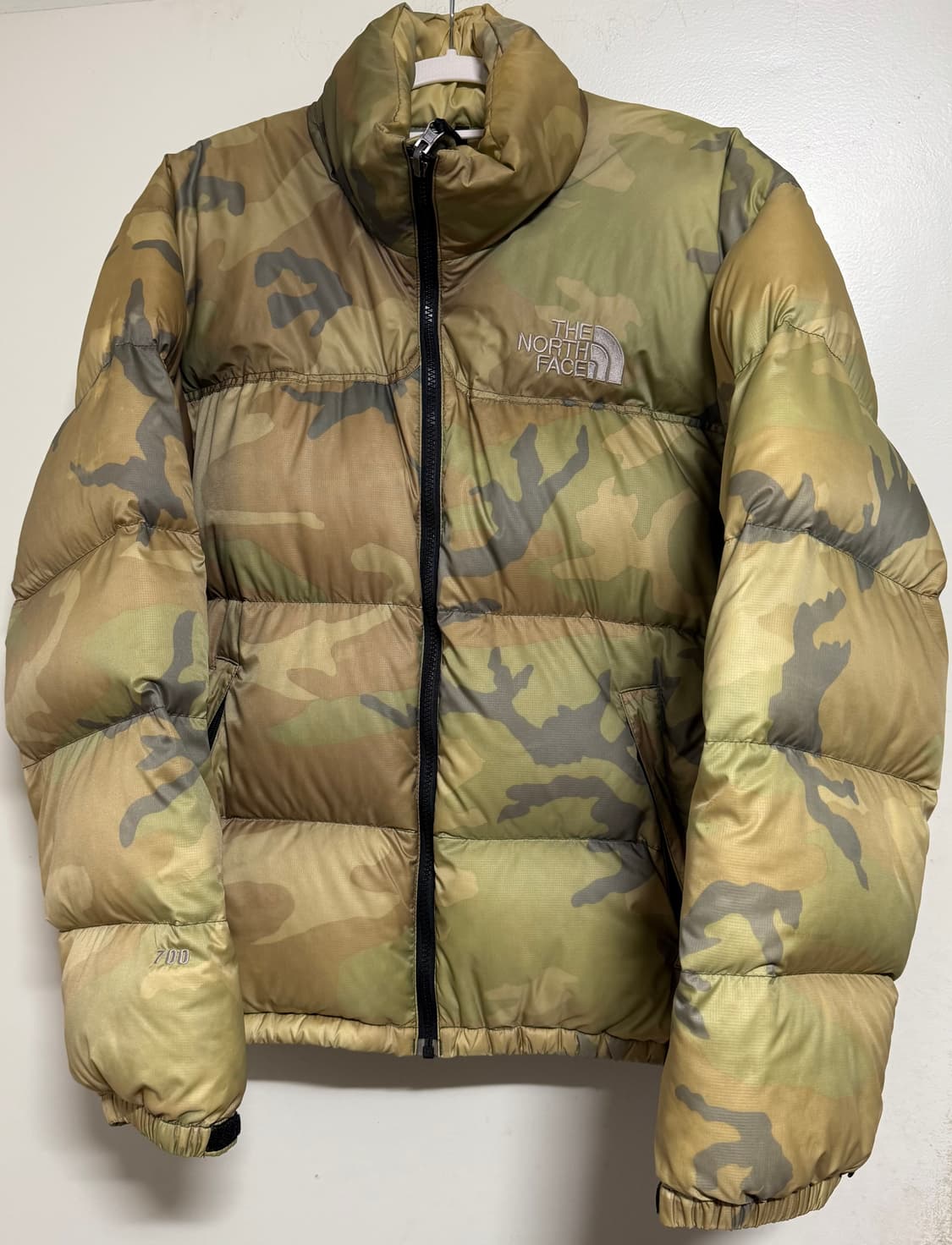 노스페이스 카모 센터로고 눕시 700 패딩 상품이미지1