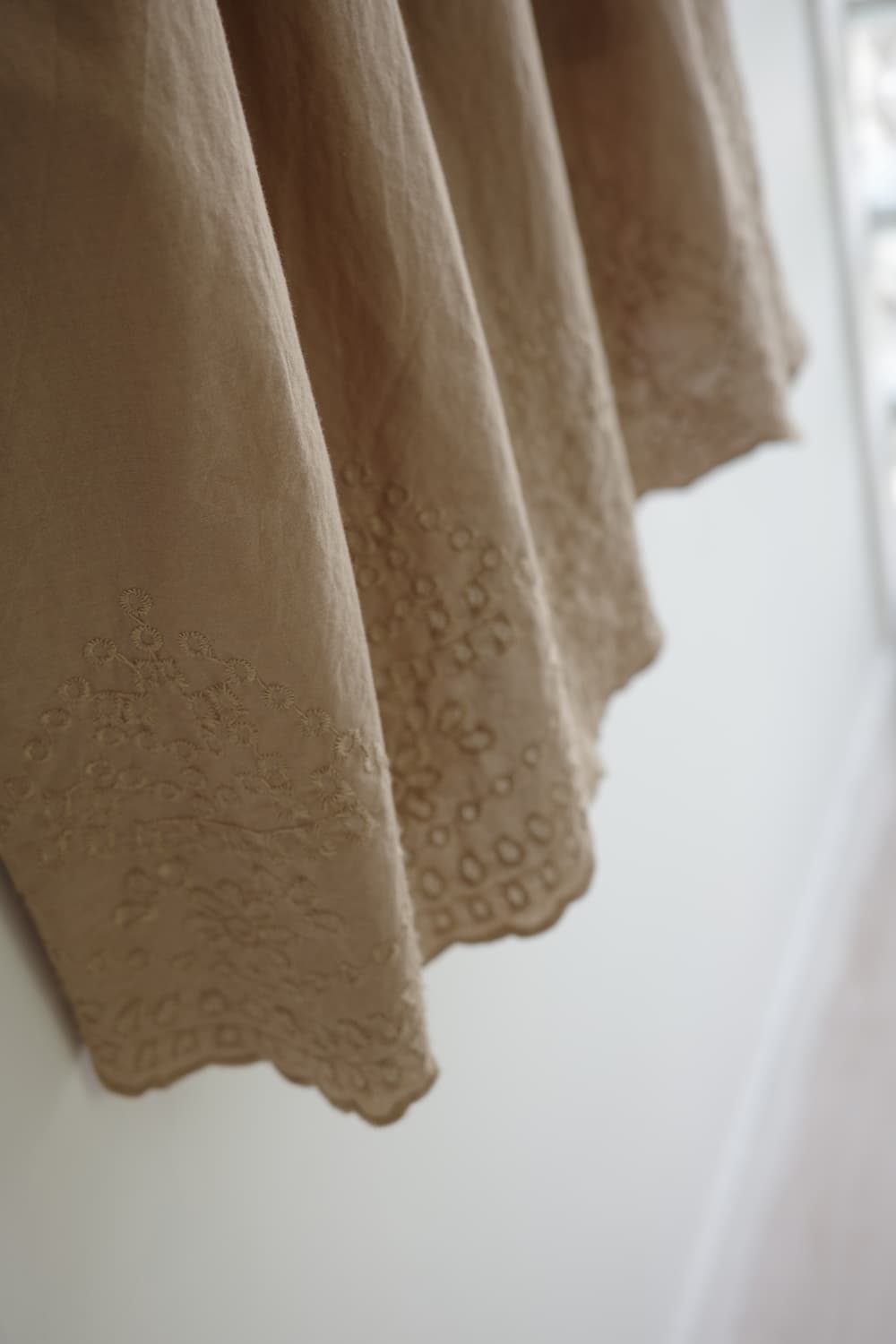 Vanilla studio 연브라운 자수 셔링 롱 원피스 상품이미지5