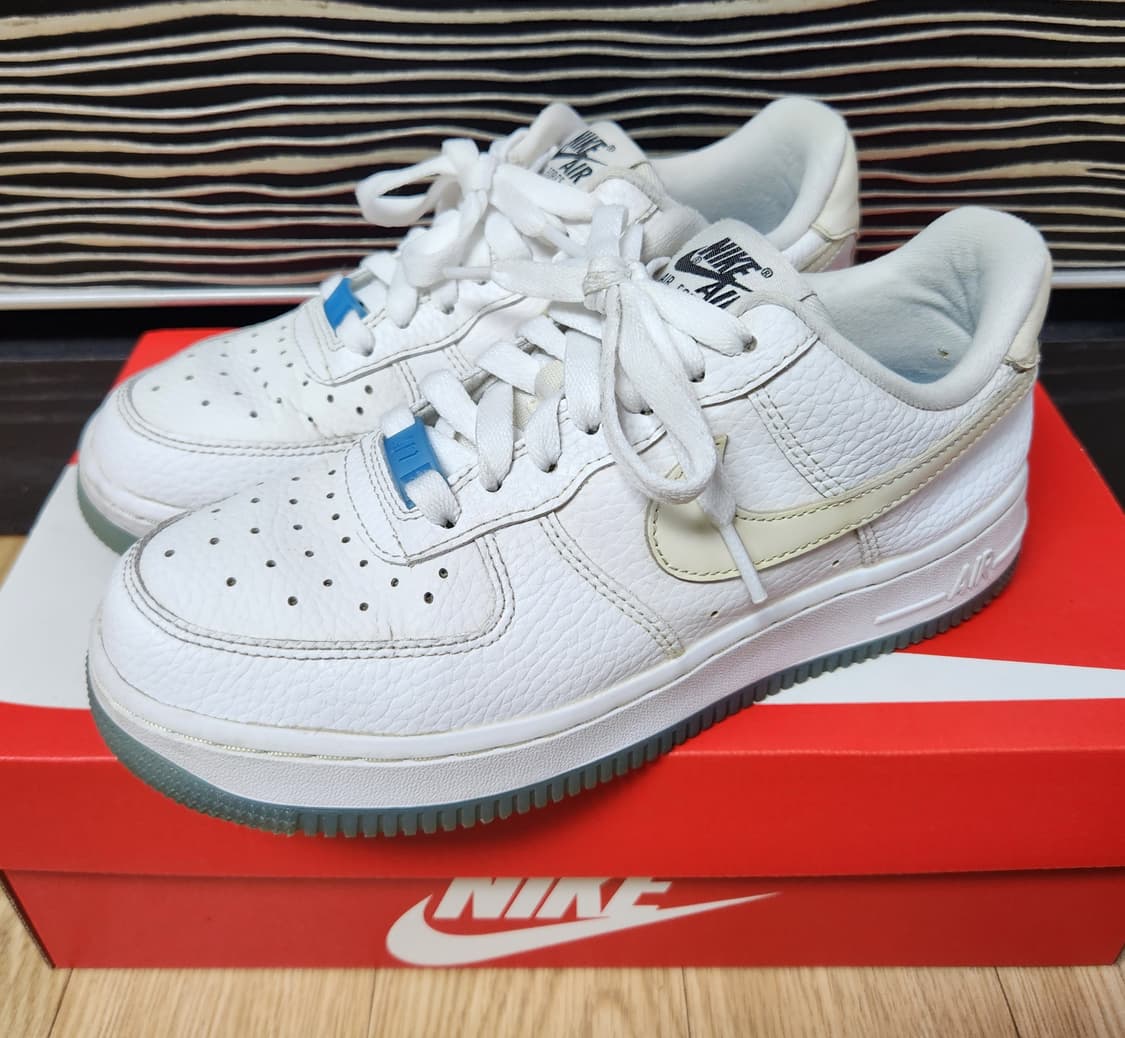 나이키 에어포스1 '07 LX 화이트 유니버시티 블루 스니커즈, 운동화  상품이미지1