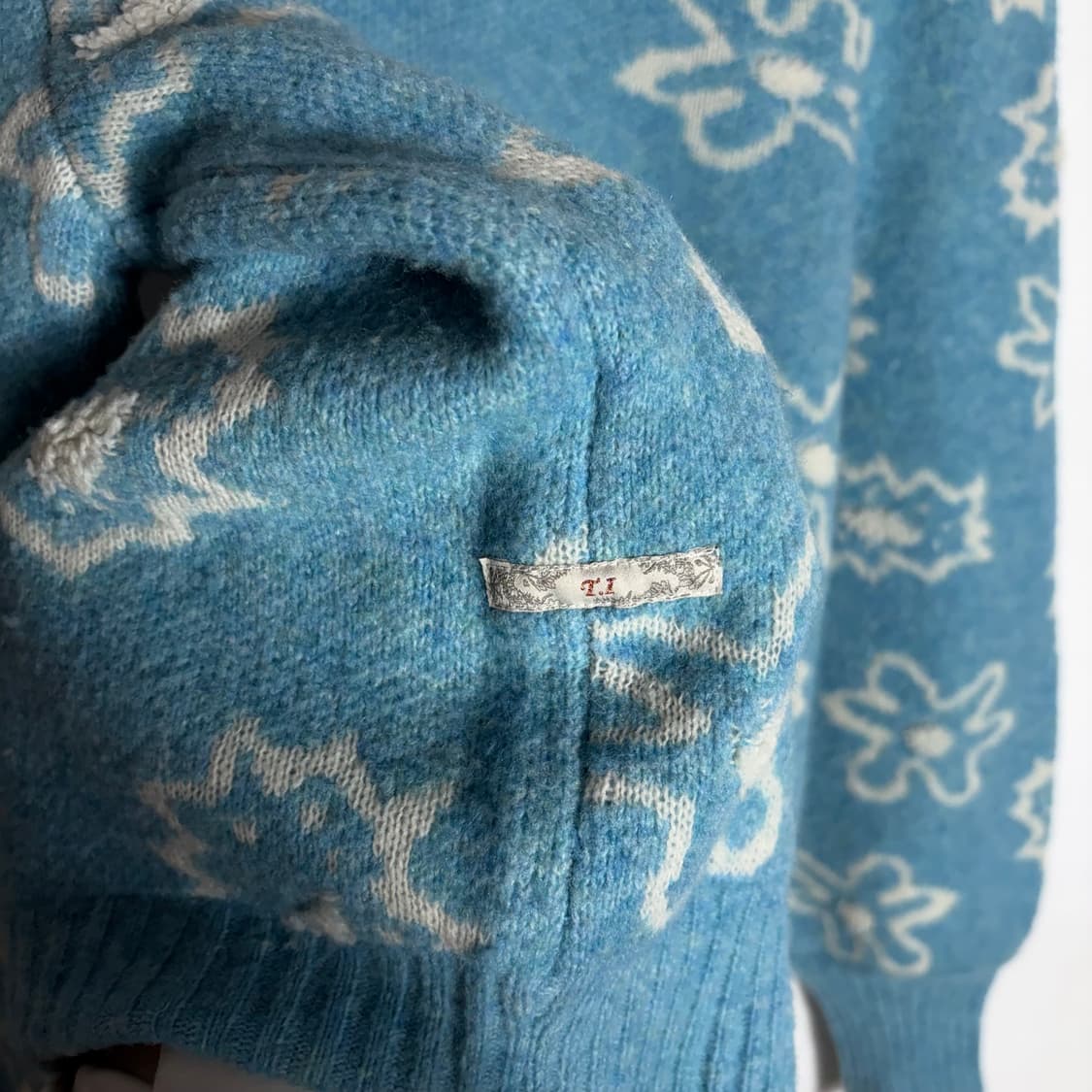 써스데이 아일랜드X토드 셀비 자카드 하늘색 니트(S) 상품이미지5