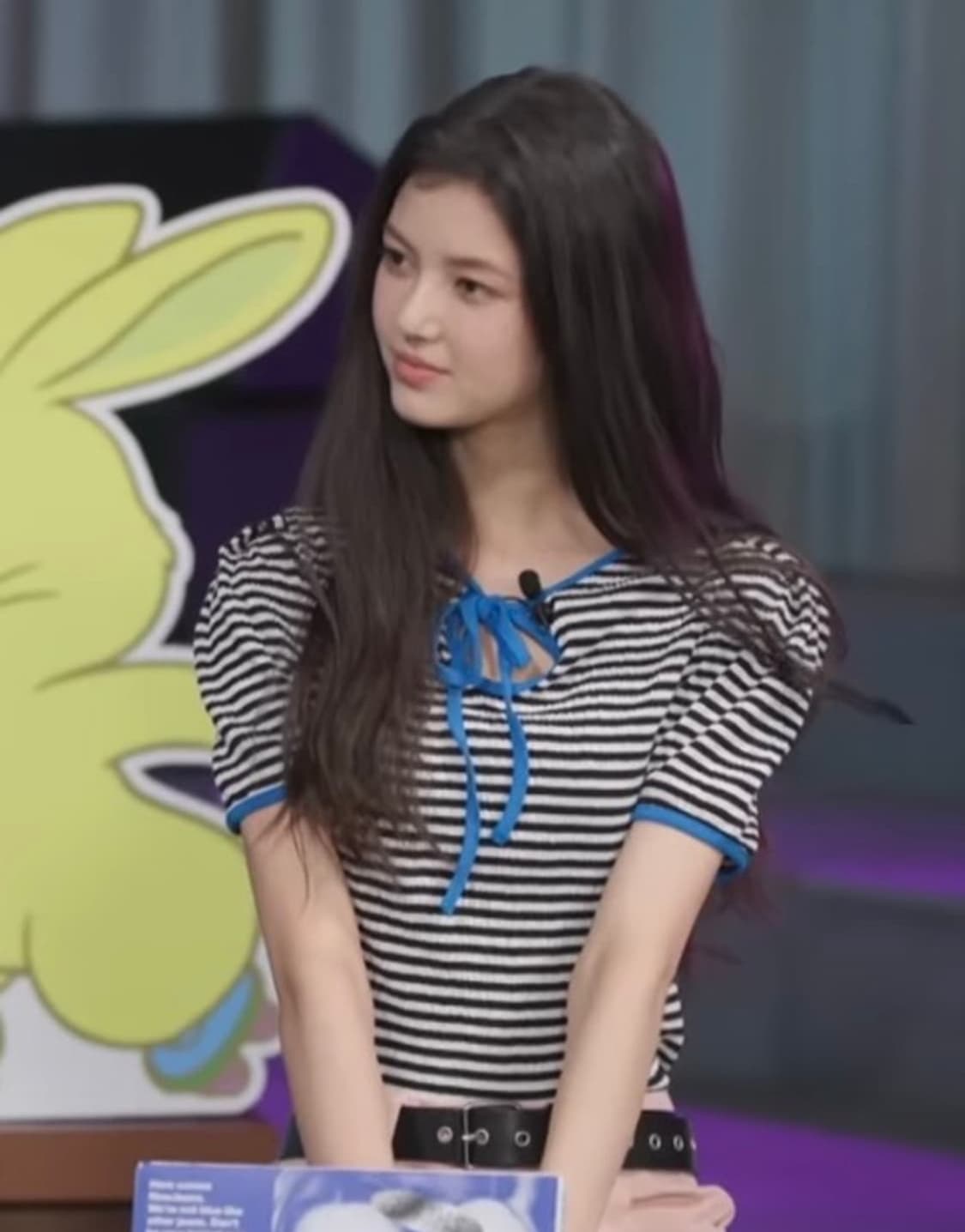 뉴진스 다니엘 더 로켓 스트라이프 링거 티셔츠 상품이미지1