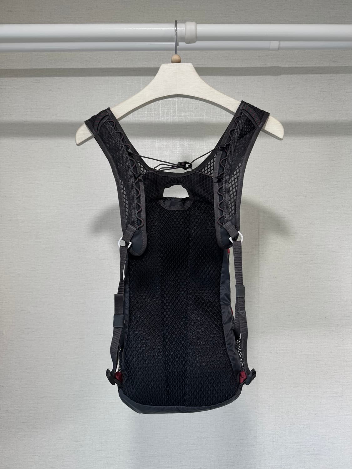 [유일매물] 클라터뮤젠 티잘브 2.0 10L 레이븐 블랙 백팩 상품이미지4