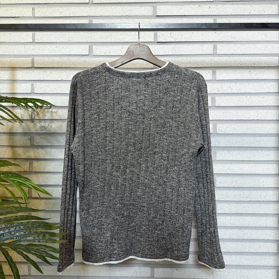 헨리넥 레이어드 긴팔 니트 미니멀버튼 디테일 그레이 상품이미지3