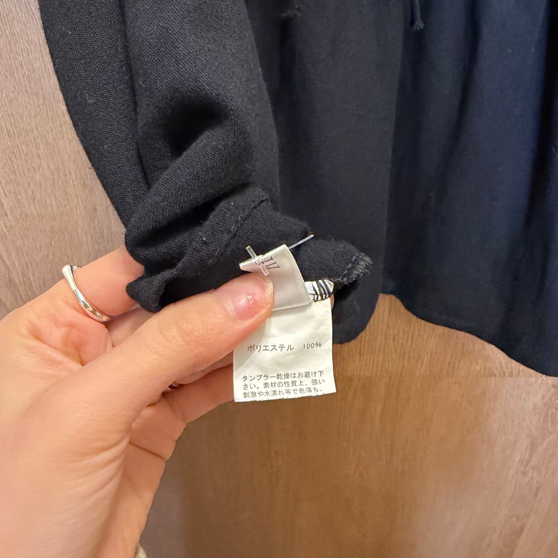 빈티지 브이넥 블라우스 프릴 숄더 리본 타이 스트랩 디테일 루즈핏 블랙 상품이미지5