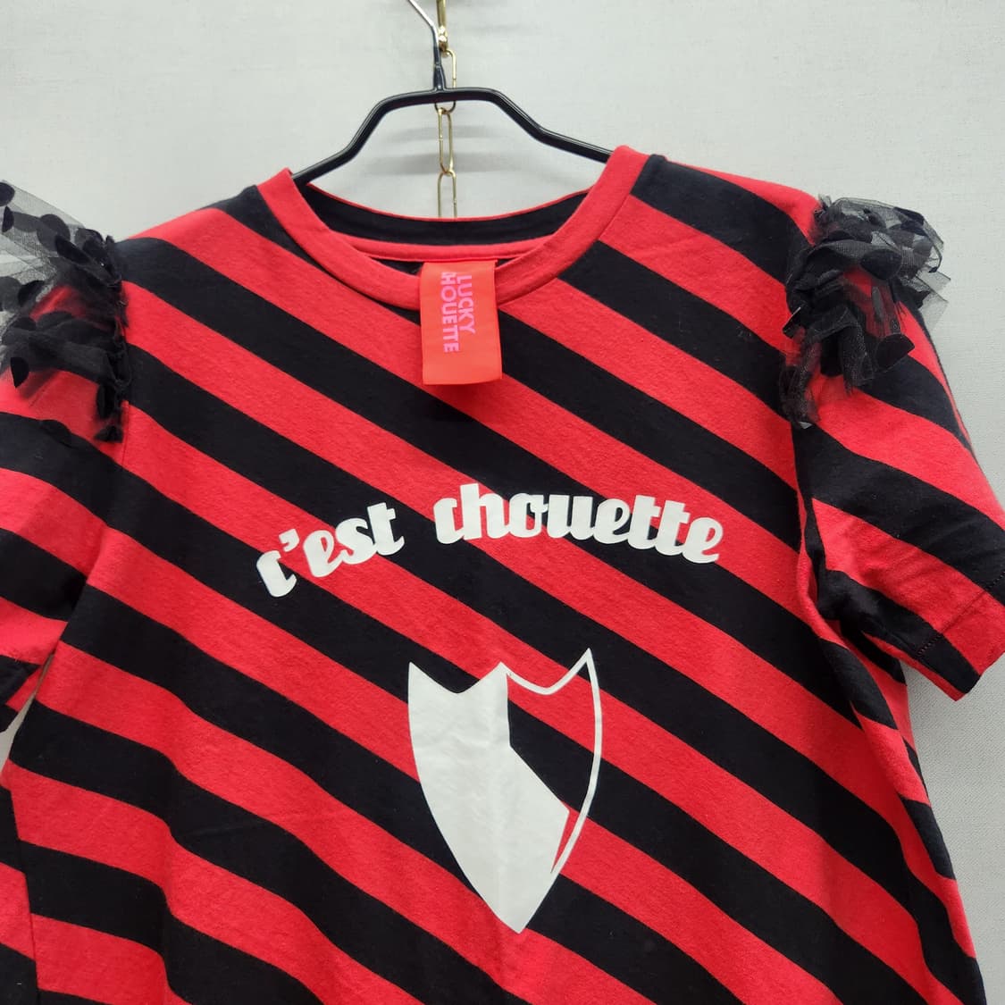 럭키슈에뜨 스트라이프 망사 프릴 디테일 반팔티 F(L) 상품이미지2