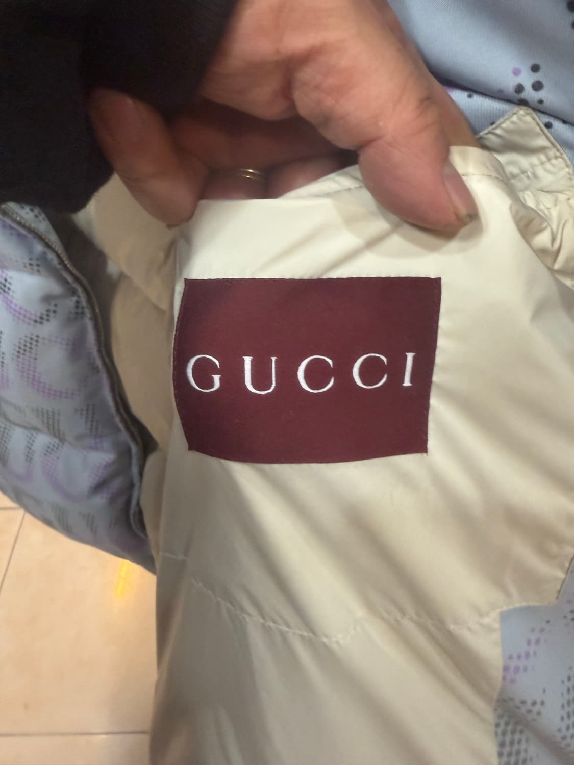 50/105/24fw 정품 구찌 올오버 로고 다운패딩 팝니다 상품이미지4