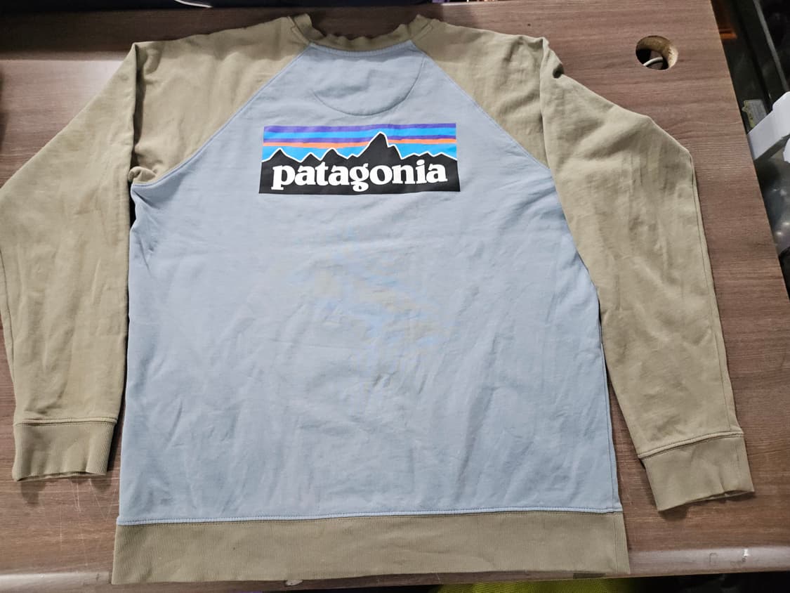 파타고니아 스모크블루 카키배색백프린팅 맨투맨 L 상품이미지3