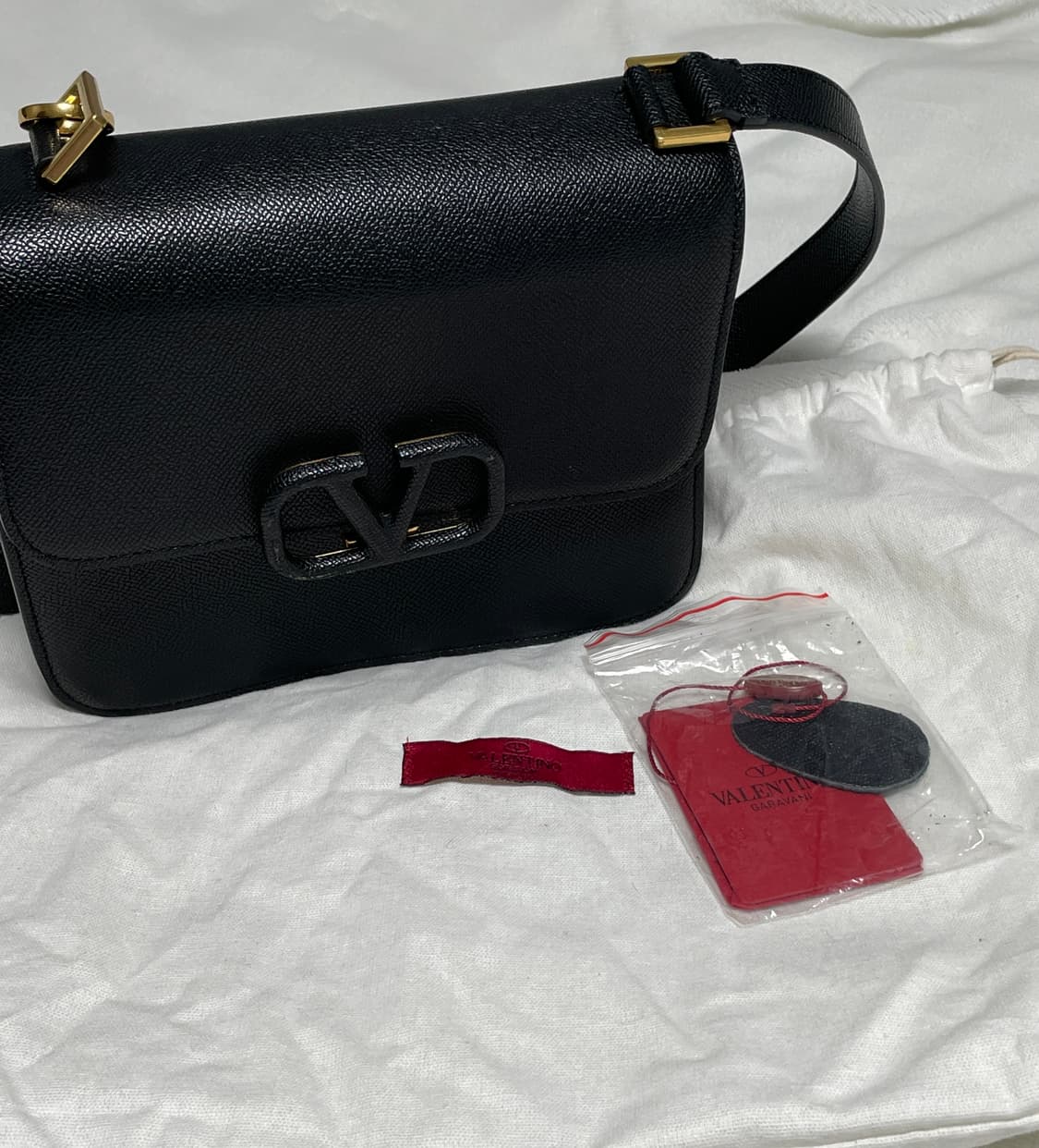 [급처] 발렌티노 가라바니 브이슬링 스몰 숄더백 블랙 정품 상품이미지1