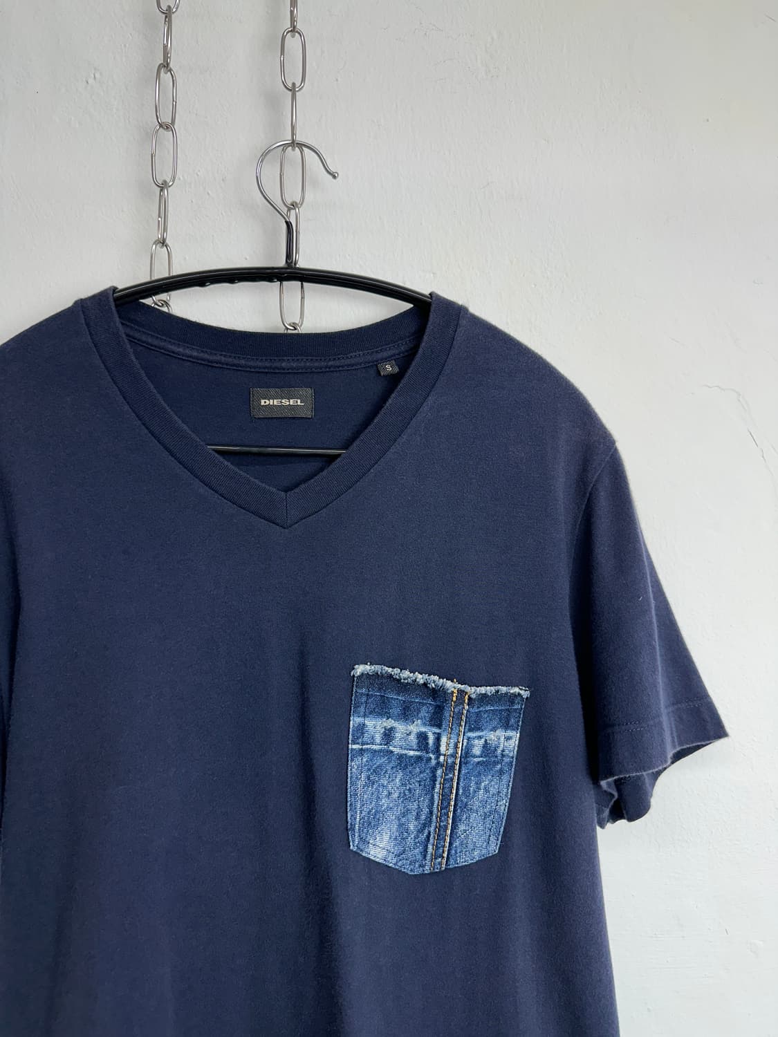 Diesel Metal Logo V-Neck T-Shirt 상품이미지4