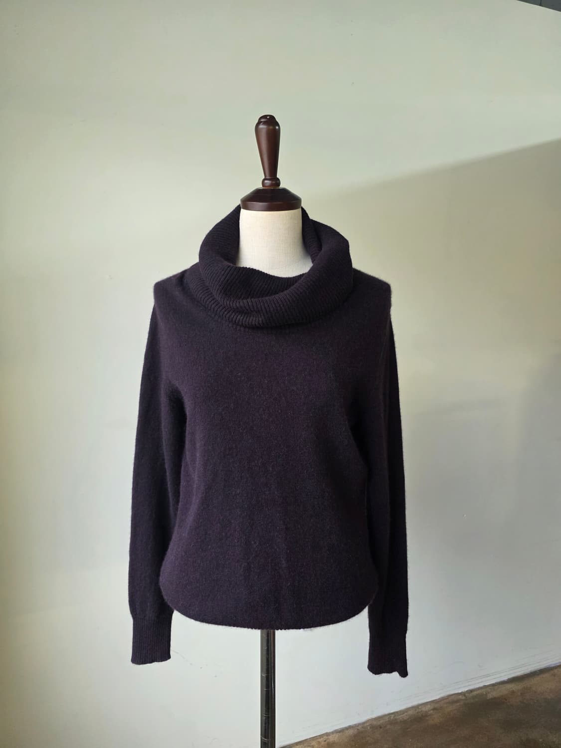 캐시미어100 보라 터틀넥 니트 상품이미지1