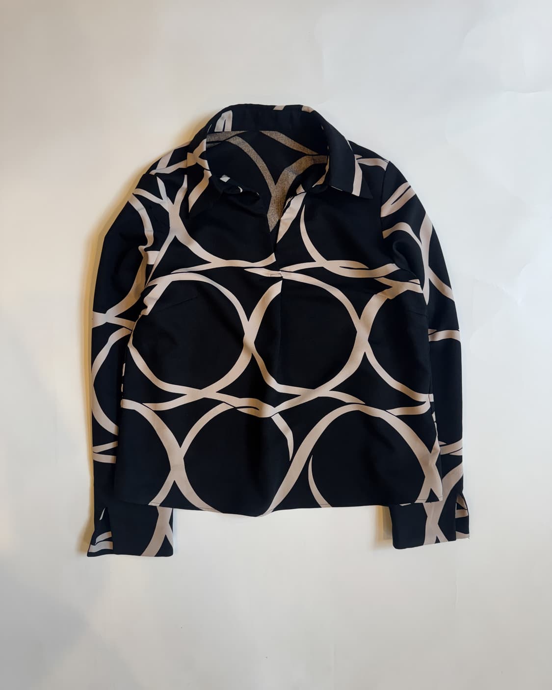 BLACK CIRCLE PATTERN SHIRT 상품이미지1