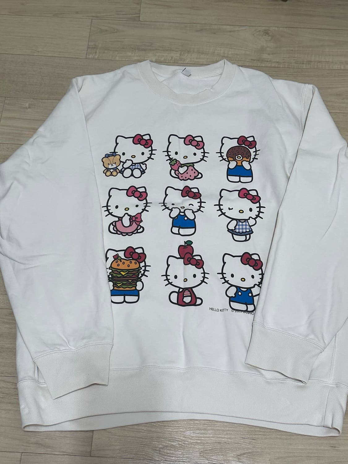 도쿄 유니클로 헬로키티 맨투맨 상품이미지1