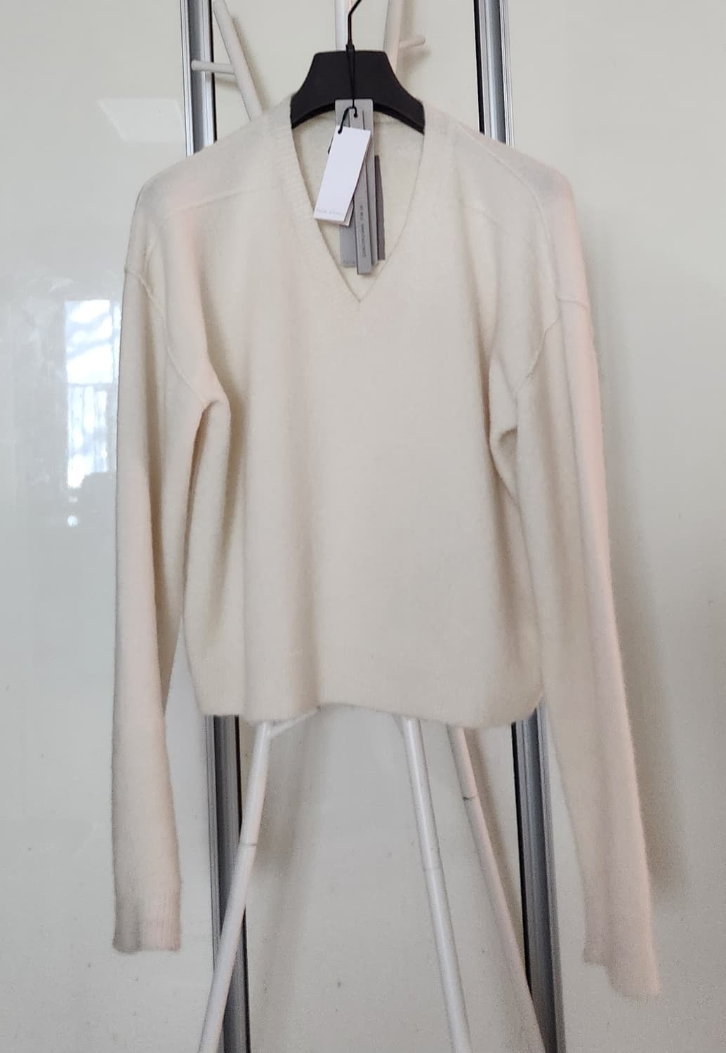 릭오웬스 FW25 토미 브이넥 알파카 스웨터 밀크 상품이미지1