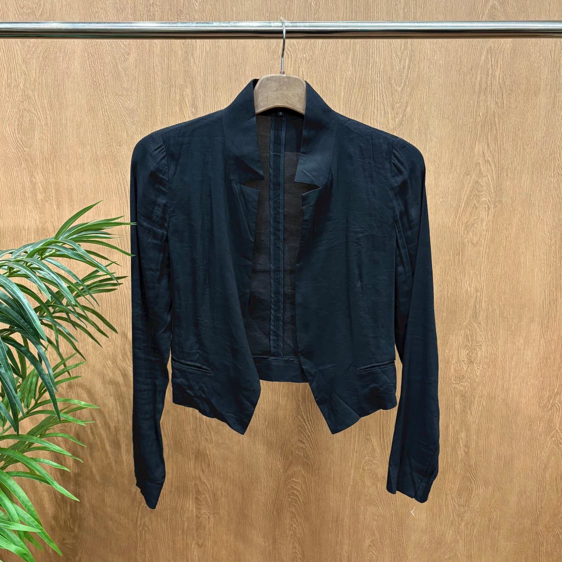 띠어리 긴팔 오픈 자켓 크런치 텍스처 포켓 어깨 셔링 디테일 슬림핏 블랙 상품이미지1