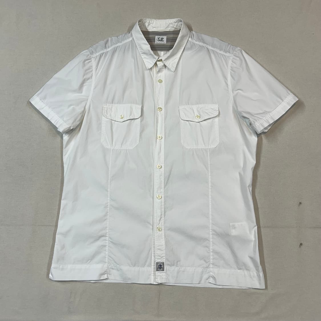 L) C.P. Company 씨피 컴퍼니 화이트 투포켓 반팔 셔츠 상품이미지1