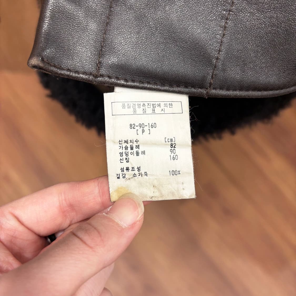 도나카란 뉴욕 후드 무스탕 양털 자켓 허리 스트랩 지퍼 포켓 디테일 블랙 상품이미지8