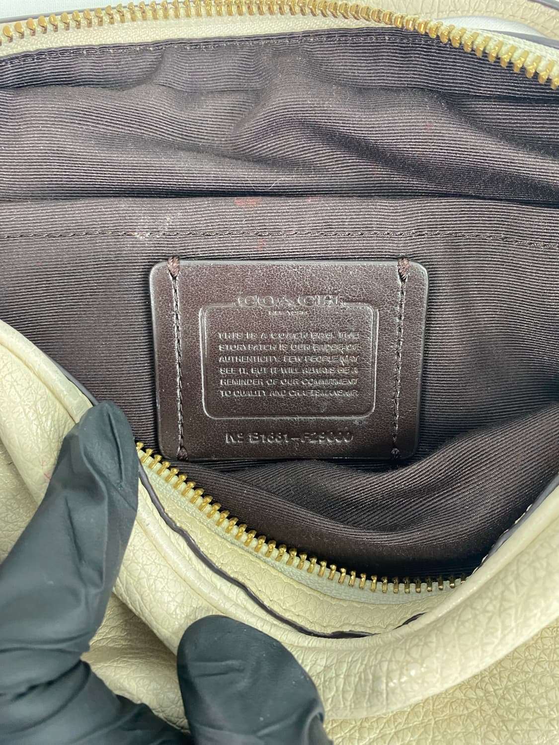 코치 레더 아이보리 체인 크로스백 <85> 상품이미지4