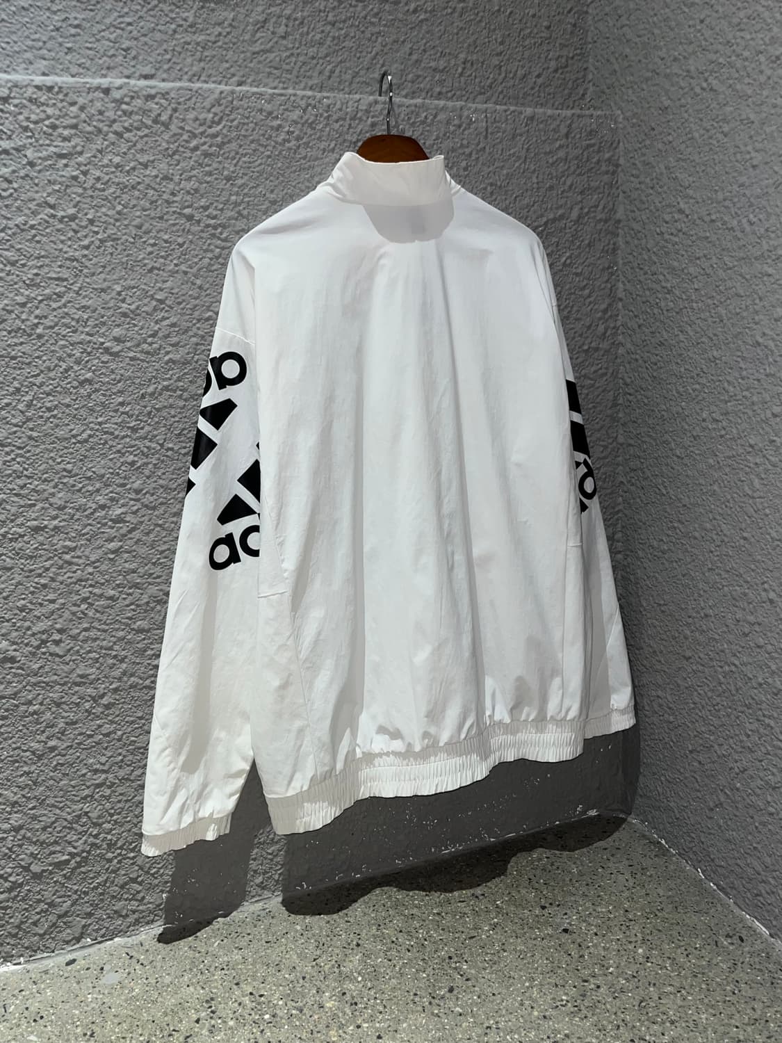 아디다스 암 로고 바람막이 상품이미지2