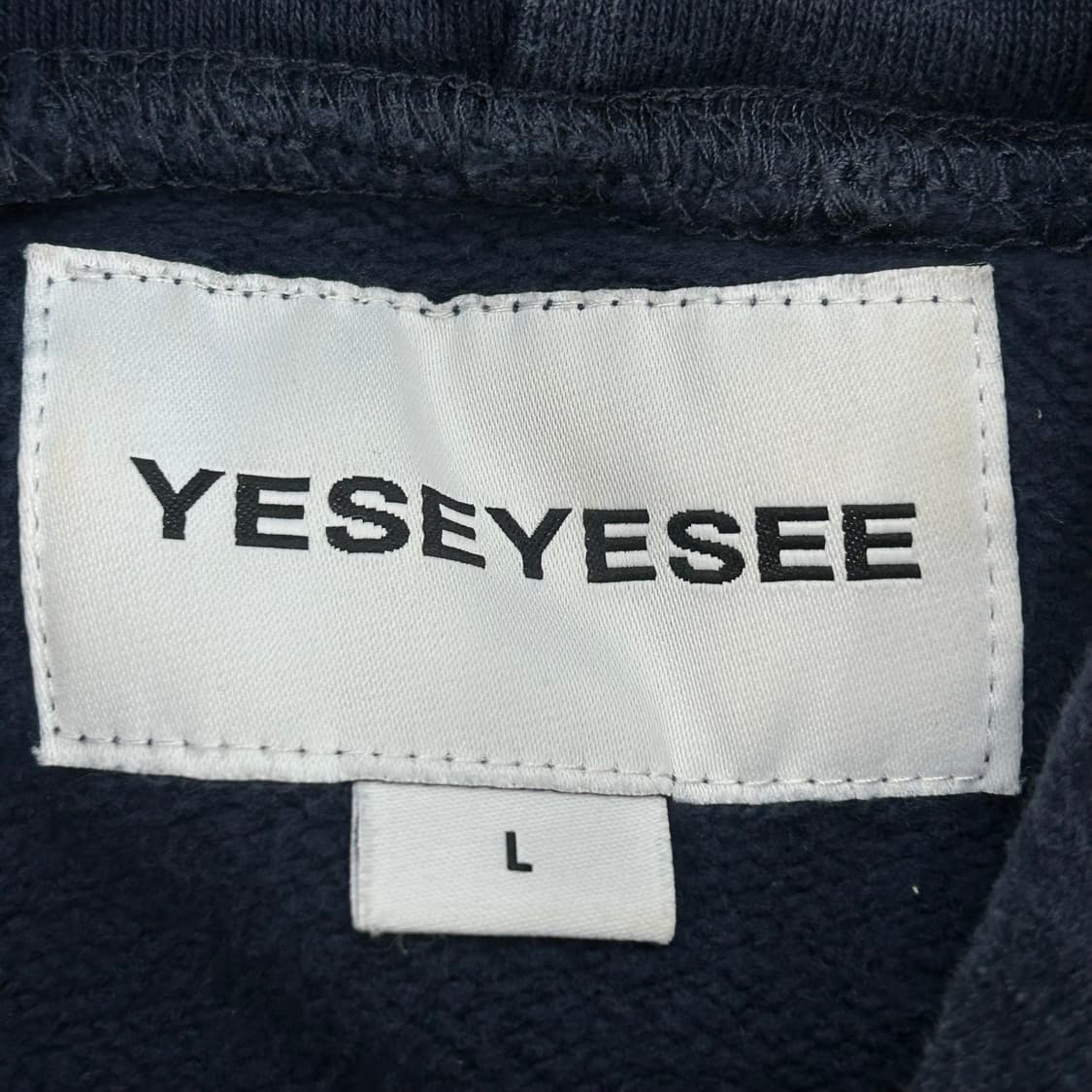 Yeseyesee 예스아이씨 스펠아웃로고 네이비 후드티 상품이미지6