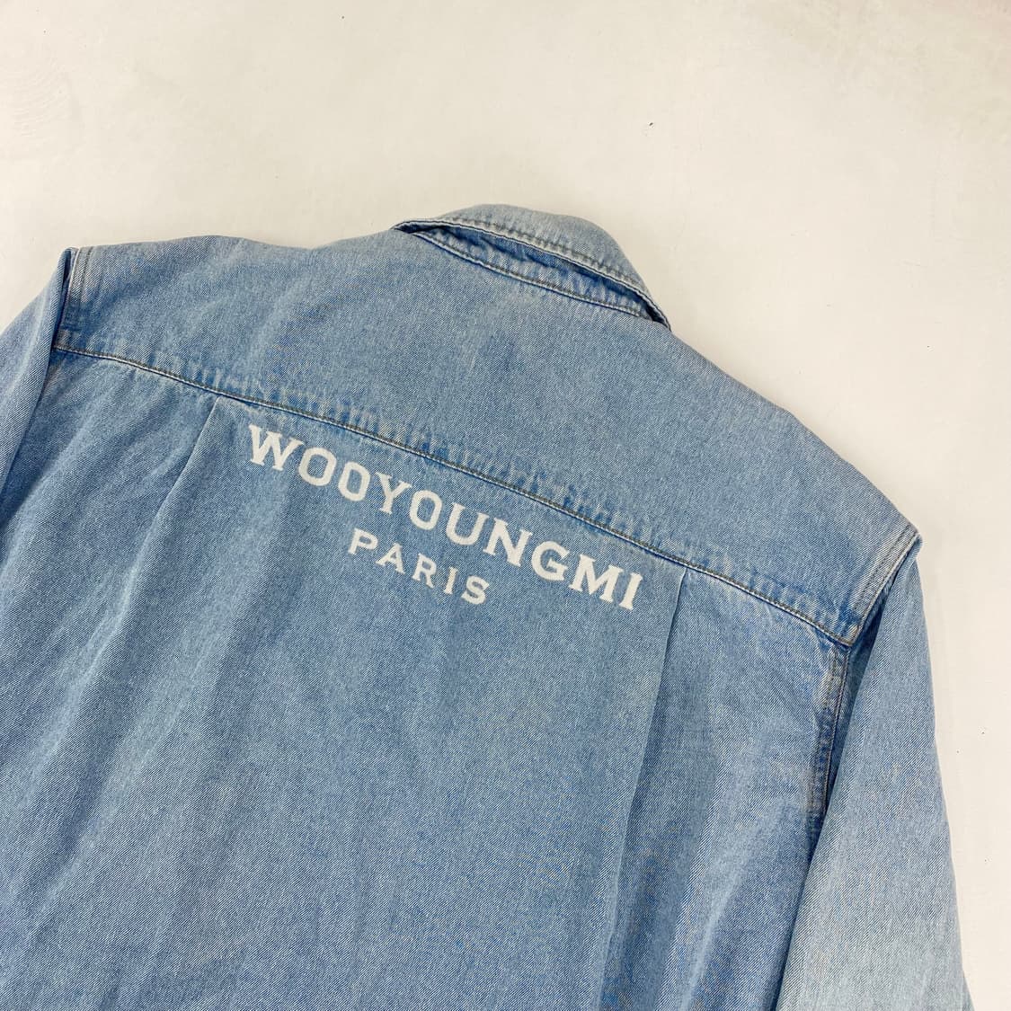 우영미 23s/s 스펠아웃 백로고 데님 셔츠 (110) 상품이미지1