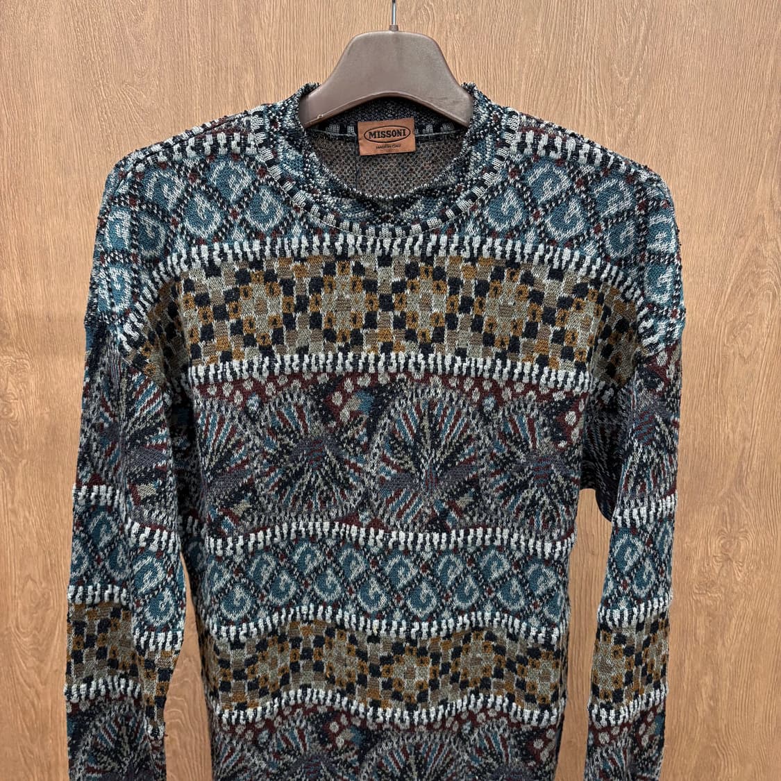 미쏘니 라운드넥 긴팔 니트 자카드 아트워크 패턴 디테일 레귤러핏 차콜 상품이미지4