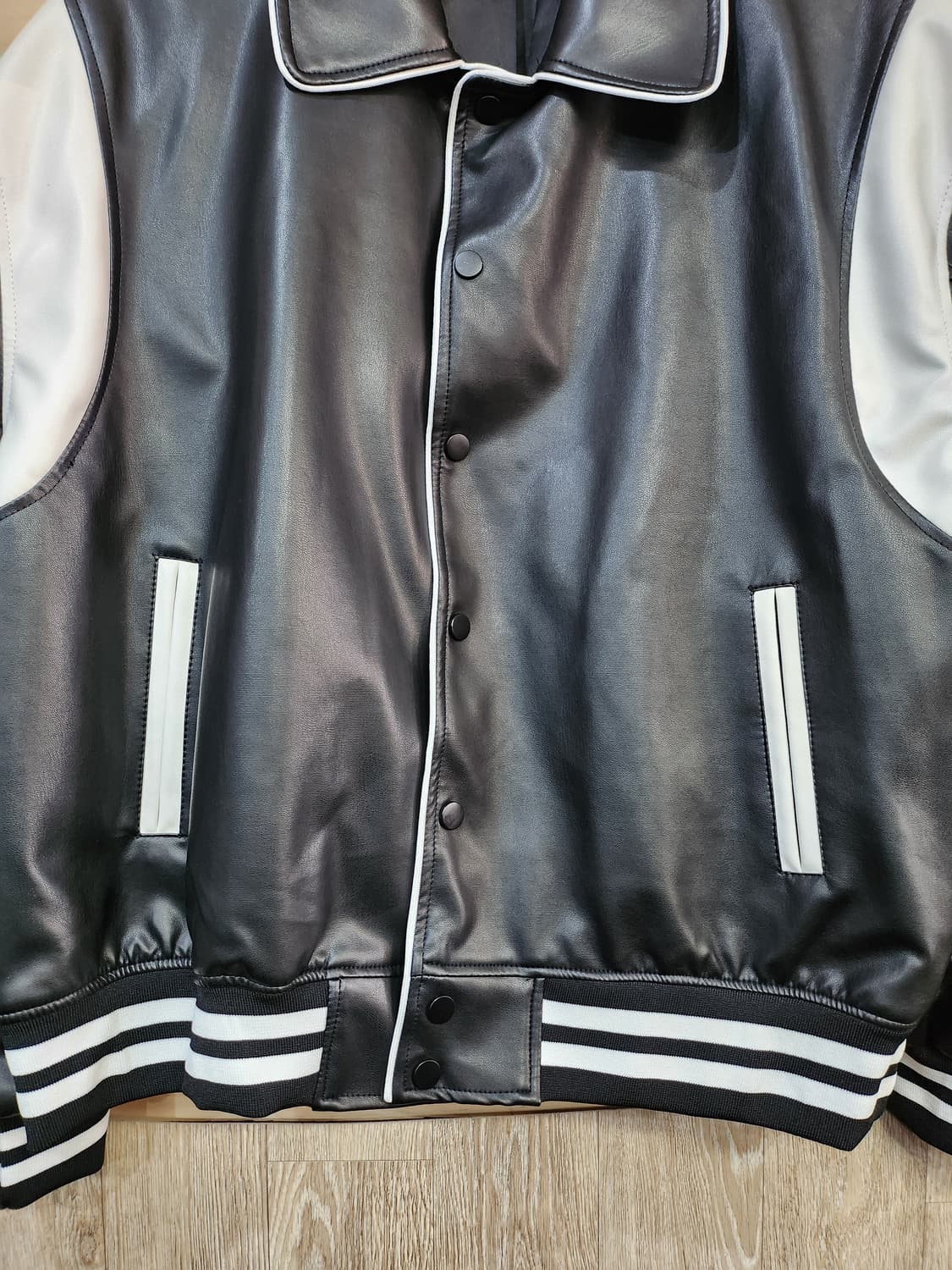 1049) 스탠다드에러 파이핑 카라 바시티 비건레더 자켓 상품이미지4