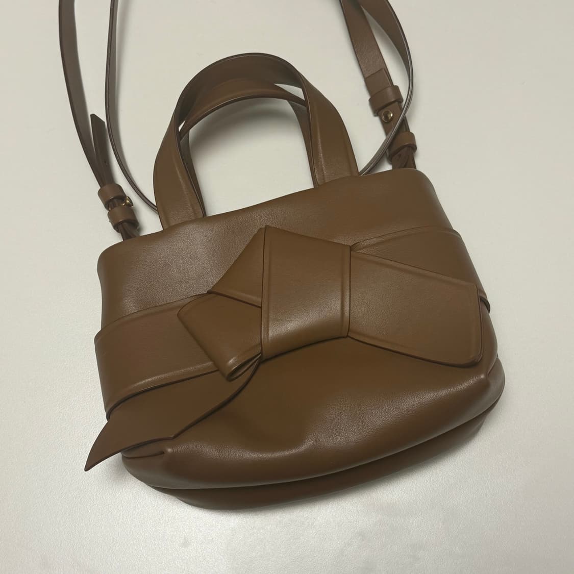 아크네스튜디오 무수비 크로스백 상품이미지1