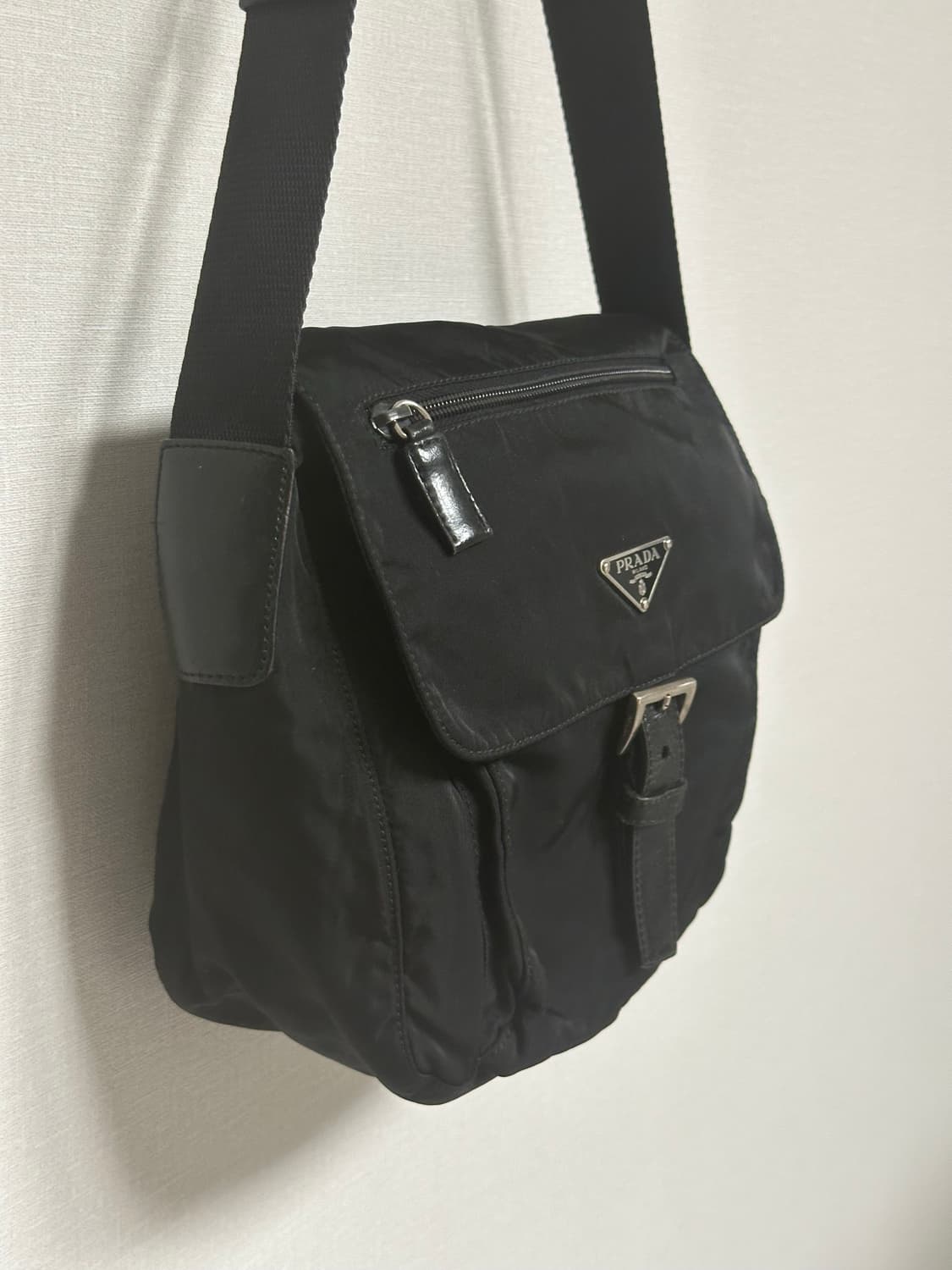 프라다 블랙 버클 메신저백 크로스백 주우재백 상품이미지3