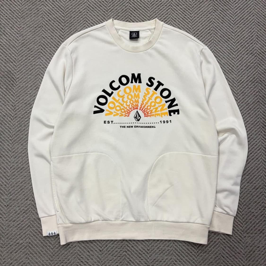 볼컴 그래픽 맨투맨 v2595 상품이미지1