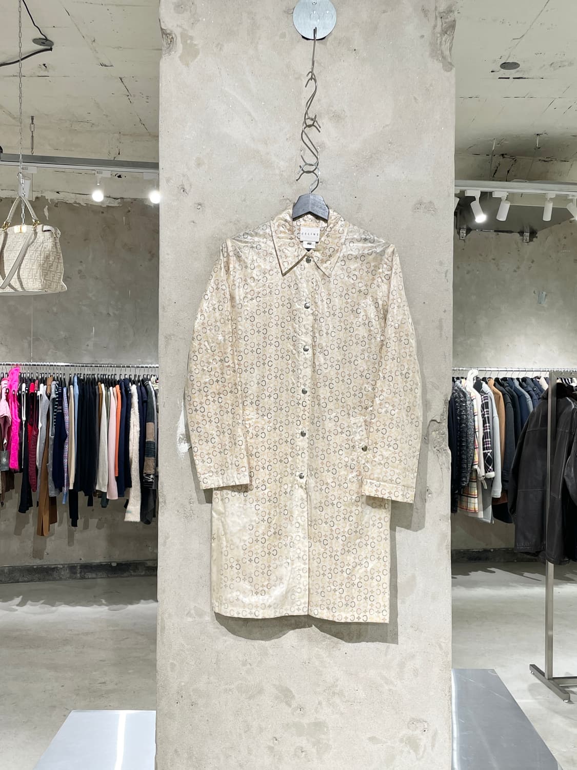 셀린느 트리오페 모노그램 스냅 버튼 폴리우레탄 코트 상품이미지1