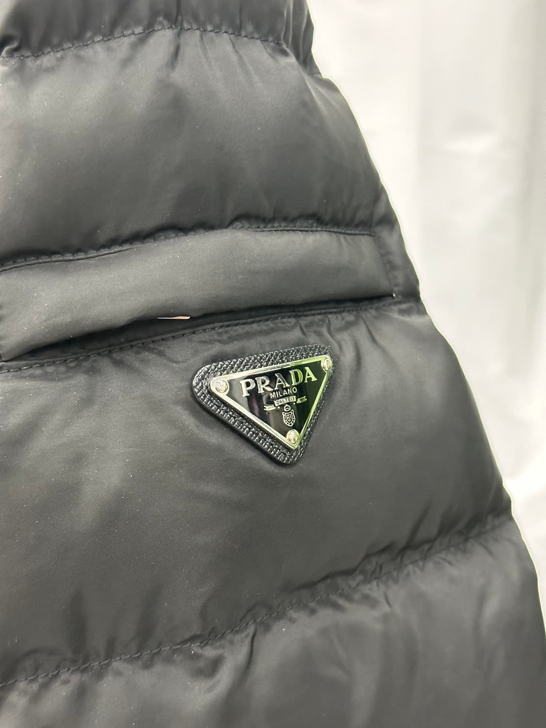 (48) 프라다 삼각로고 다운 숏 패딩 자켓 상품이미지3