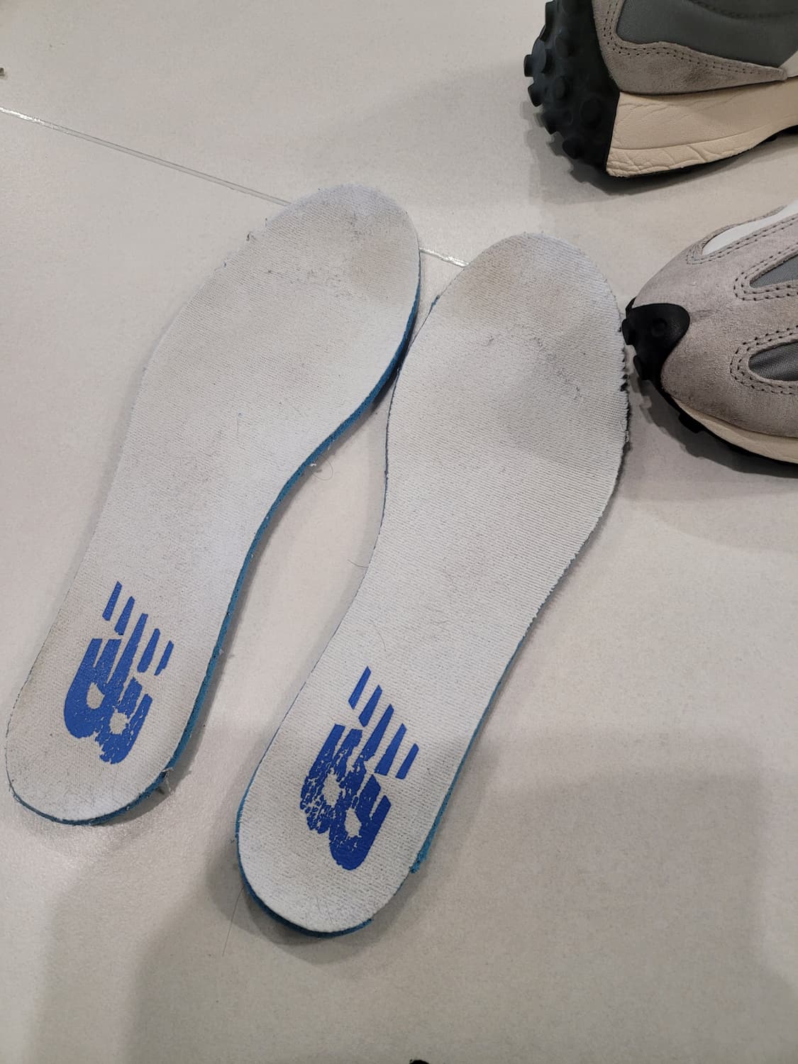 275] 어떤 옷에도 찰떡, 뉴발란스 327 그레이 보냅니다. 
 상품이미지9