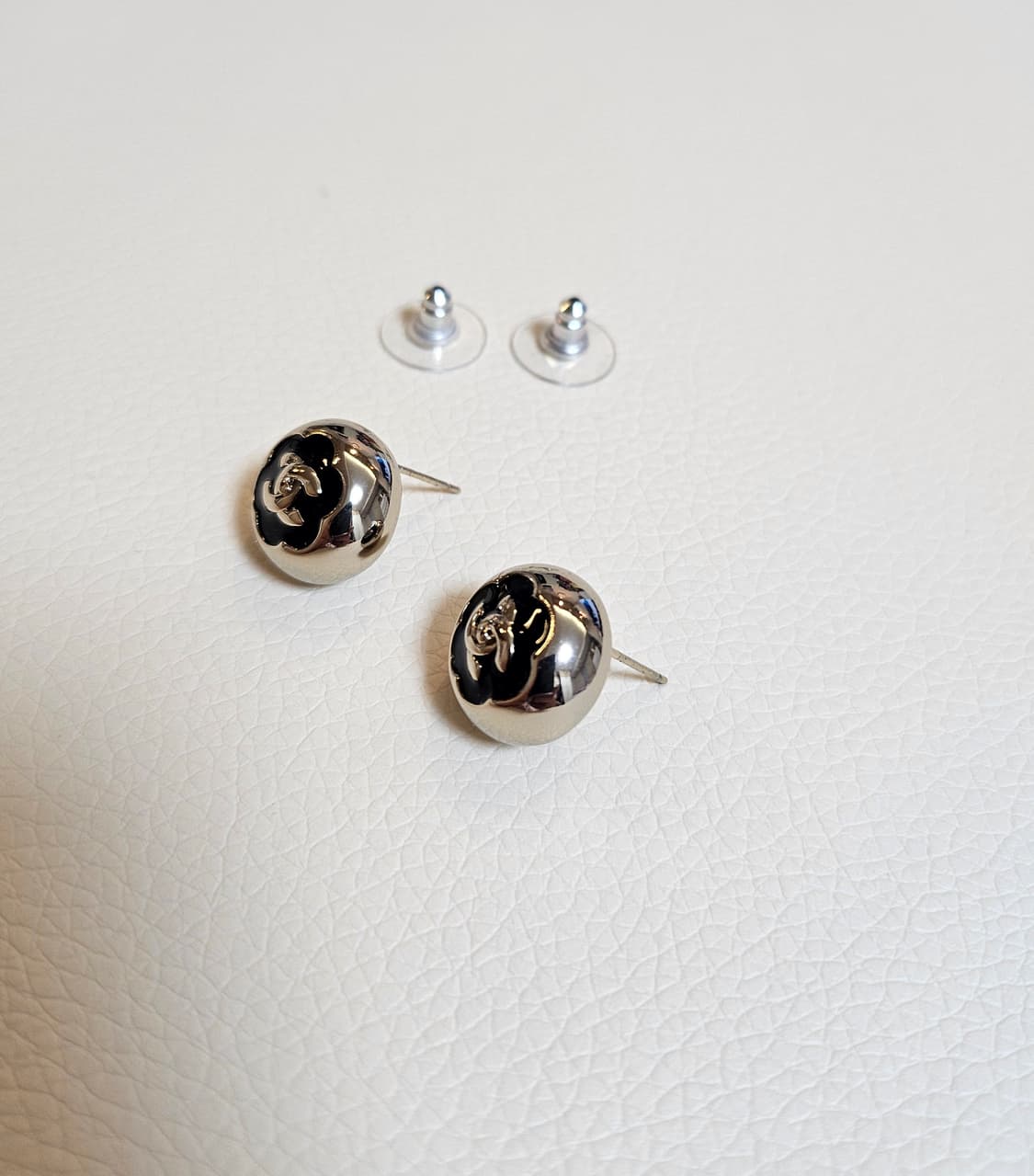 샤넬 블랙 투톤 까멜리아 CC 턴락 볼 귀걸이 업사이클링 상품이미지6