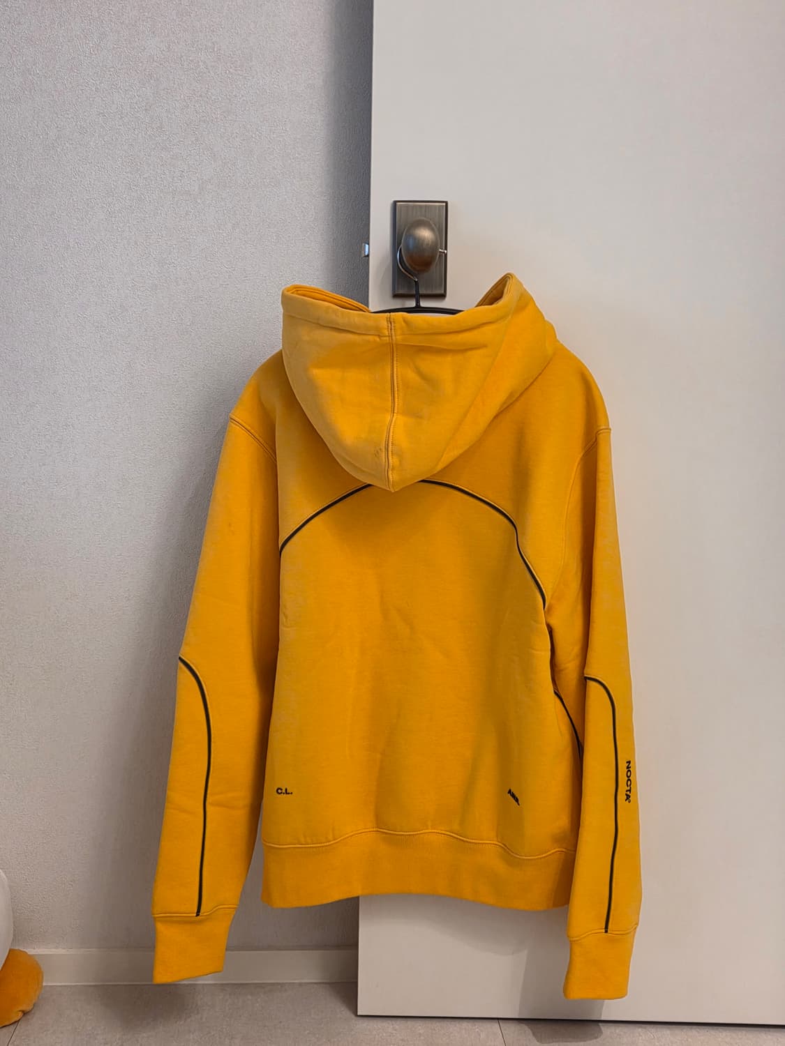 신품급_나이키 녹타 에센셜 후드 유니버시티 골드 M사이즈 기모버전 상품이미지3