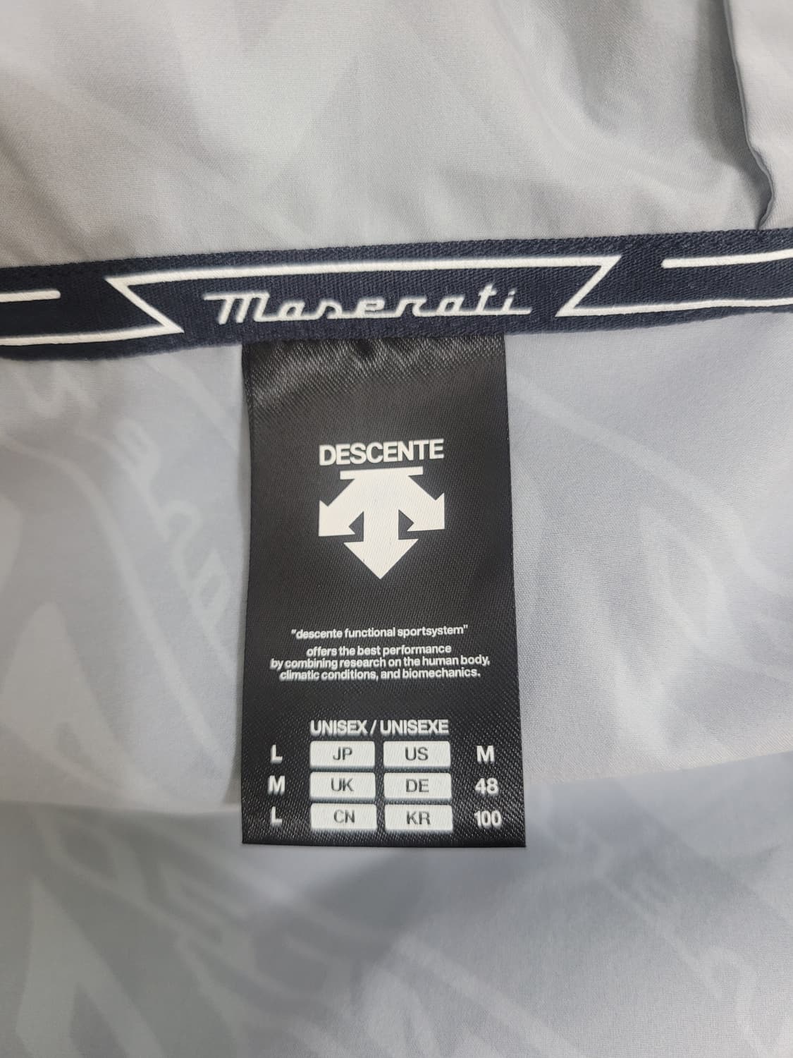DESCENTE 22년 데상트 X 마세라티MC20 CAMO 후드 바람막이 상품이미지8
