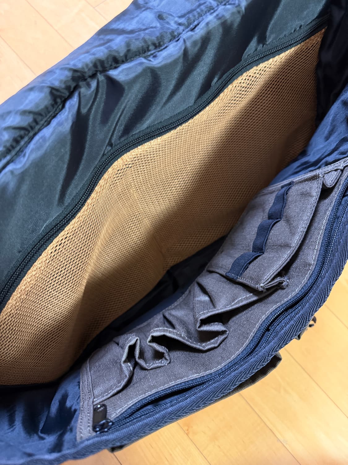 칼하트 올리브 크로스백 상품이미지4