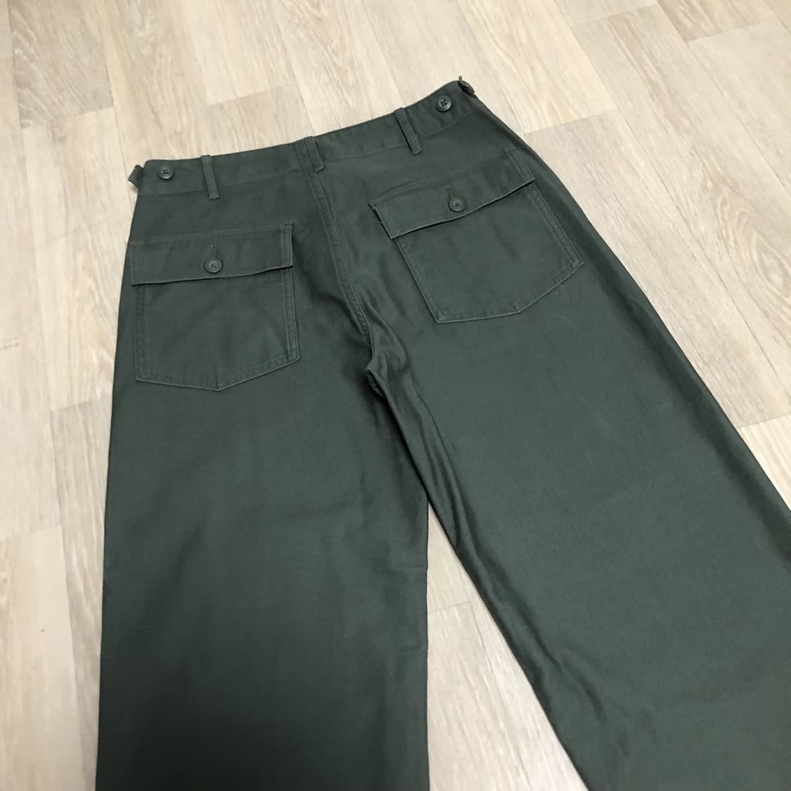 (30) 무신사 스탠다드 레플리카 백사틴 퍼티그 팬츠 카키 상품이미지9