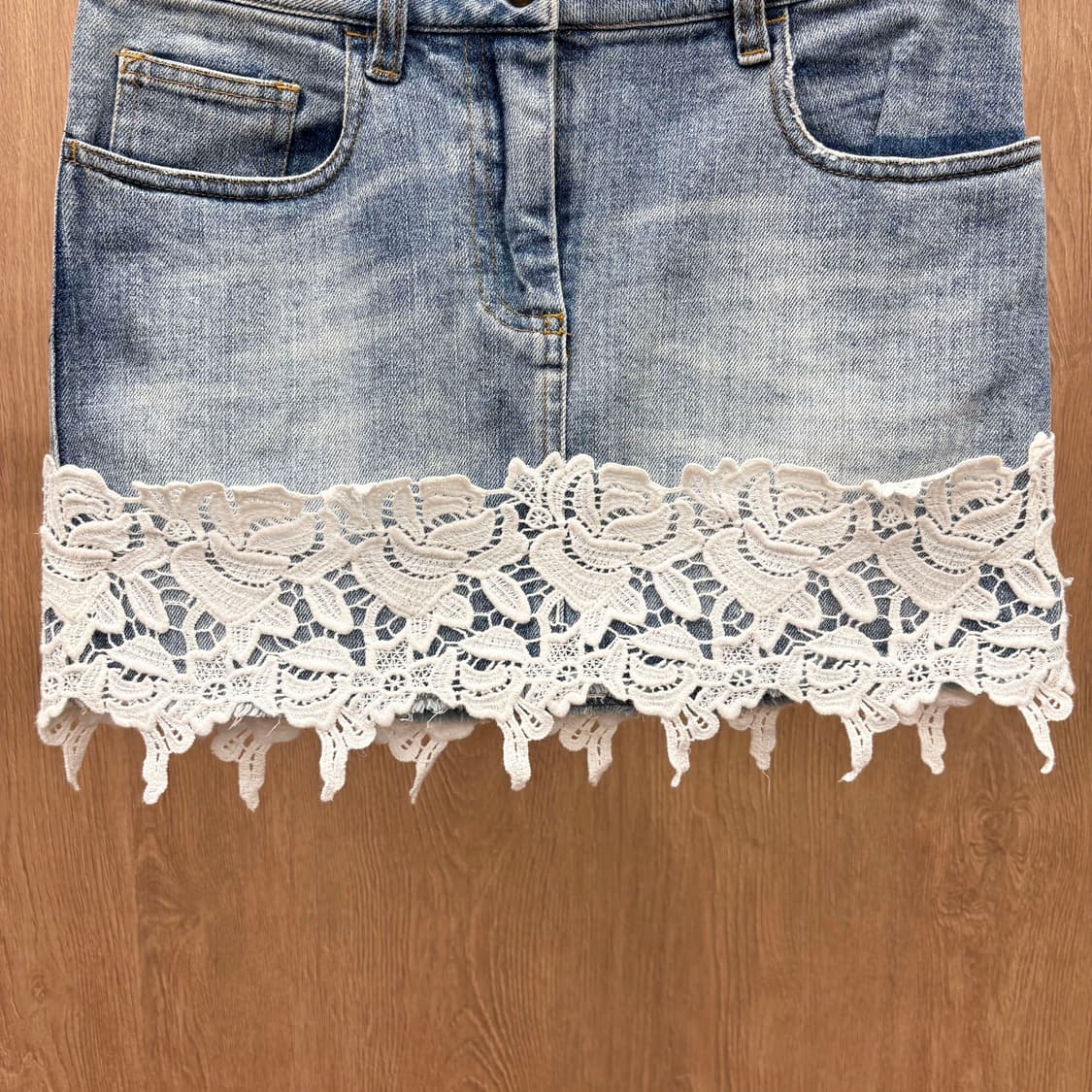 돌체앤가바나 데님 미니 스커트 밑단 화이트 레이스 트리밍 디테일 연청 상품이미지5