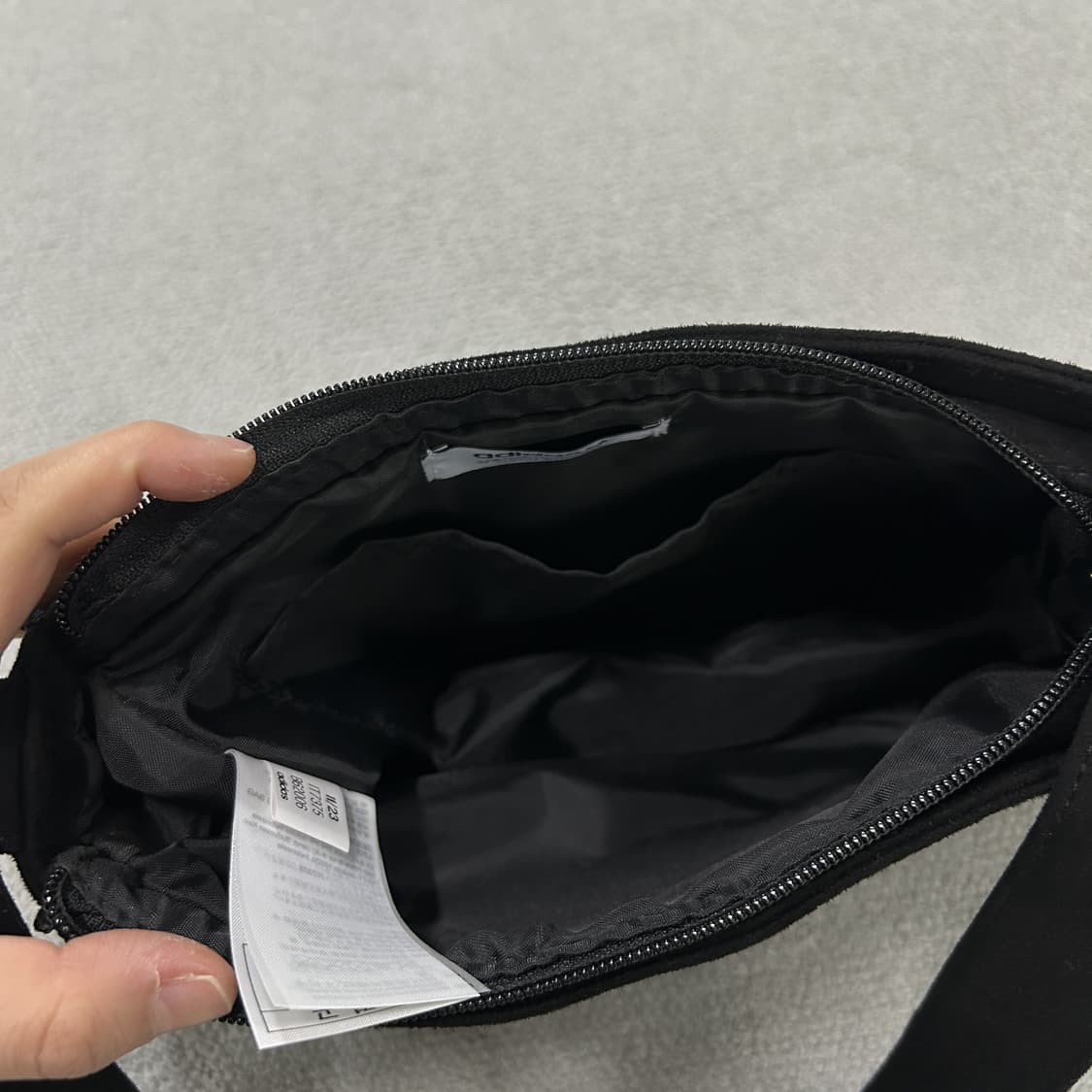 아디다스 블랙 스웨이드 라인스톤 숄더백 상품이미지5