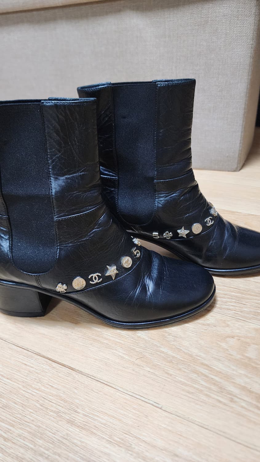 샤넬 CC로고 시그니처 참장식 첼시 앵글 부츠 상품이미지1