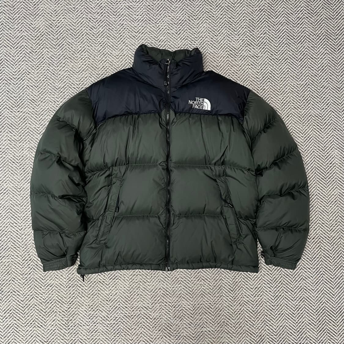 [105] 노스페이스 센터로고 무광 카키 700 눕시 패딩 상품이미지2