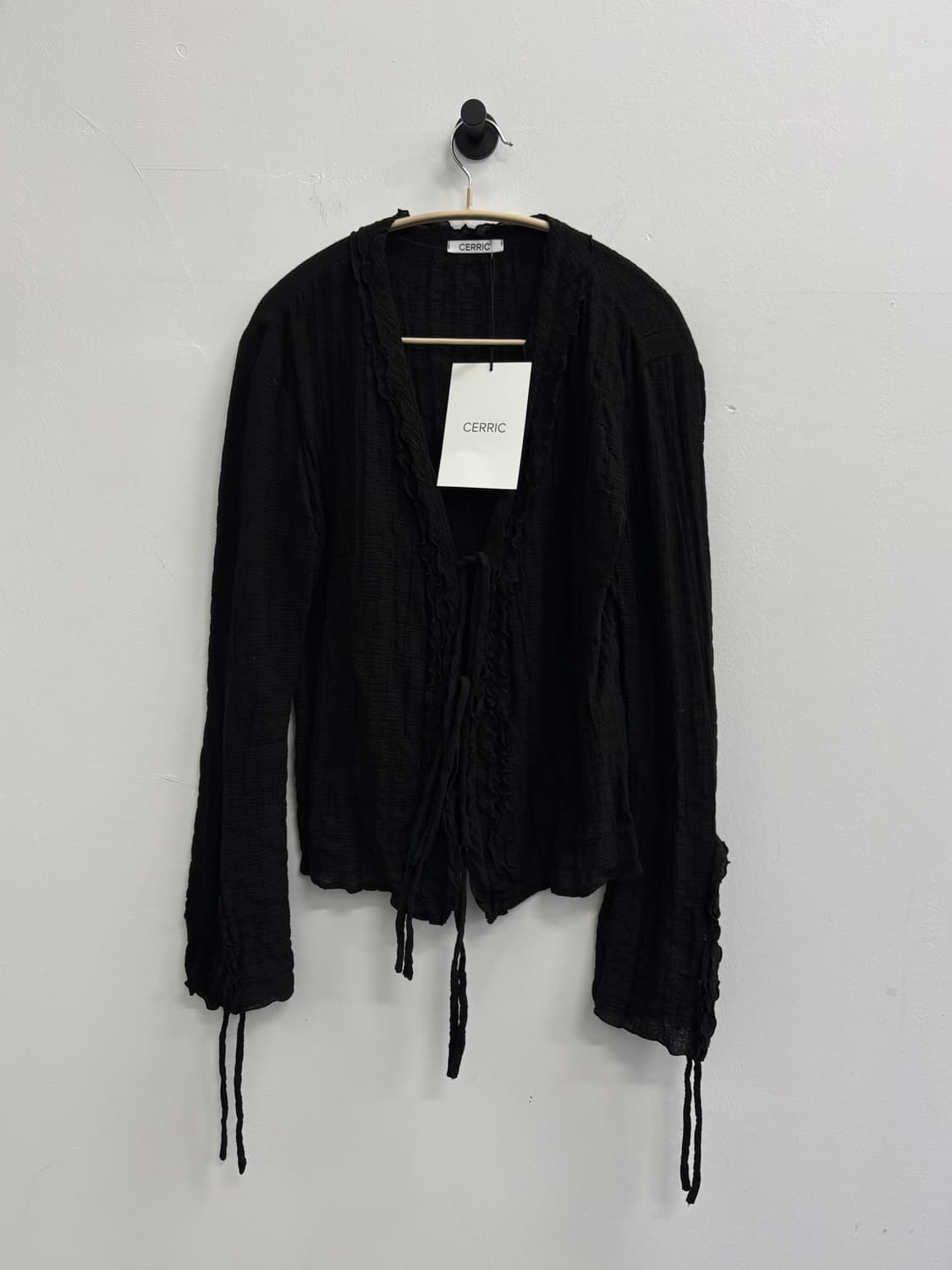 세릭(CERRIC) 프릴 타이 블랙 가디건 블라우스 상품이미지3