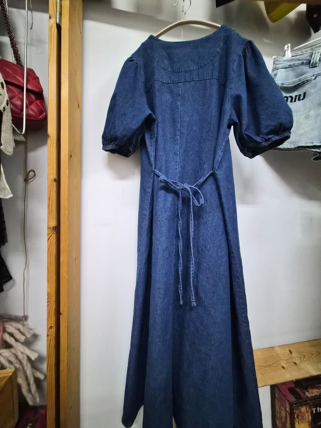 브이넥 벌룬 퍼프 데님 원피스. 스티치 포인트 베스트 상품이미지3